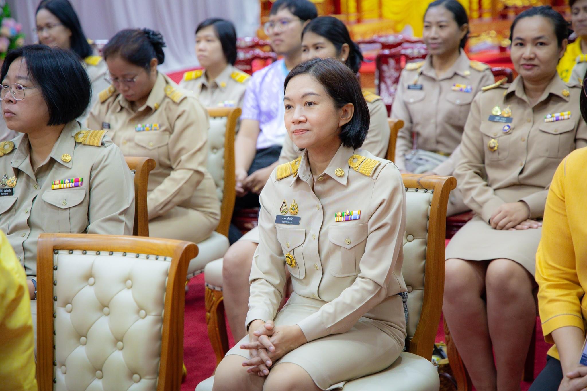 สำนักงานพัฒนาชุมชนจังหวัดฉะเชิงเทรามอบสิ่งของช่วยเหลือผู้ประสบอุทกภัย พร้อมต้อนรับพัฒนากรก่อนประจำการรุ่นที่ 127-128