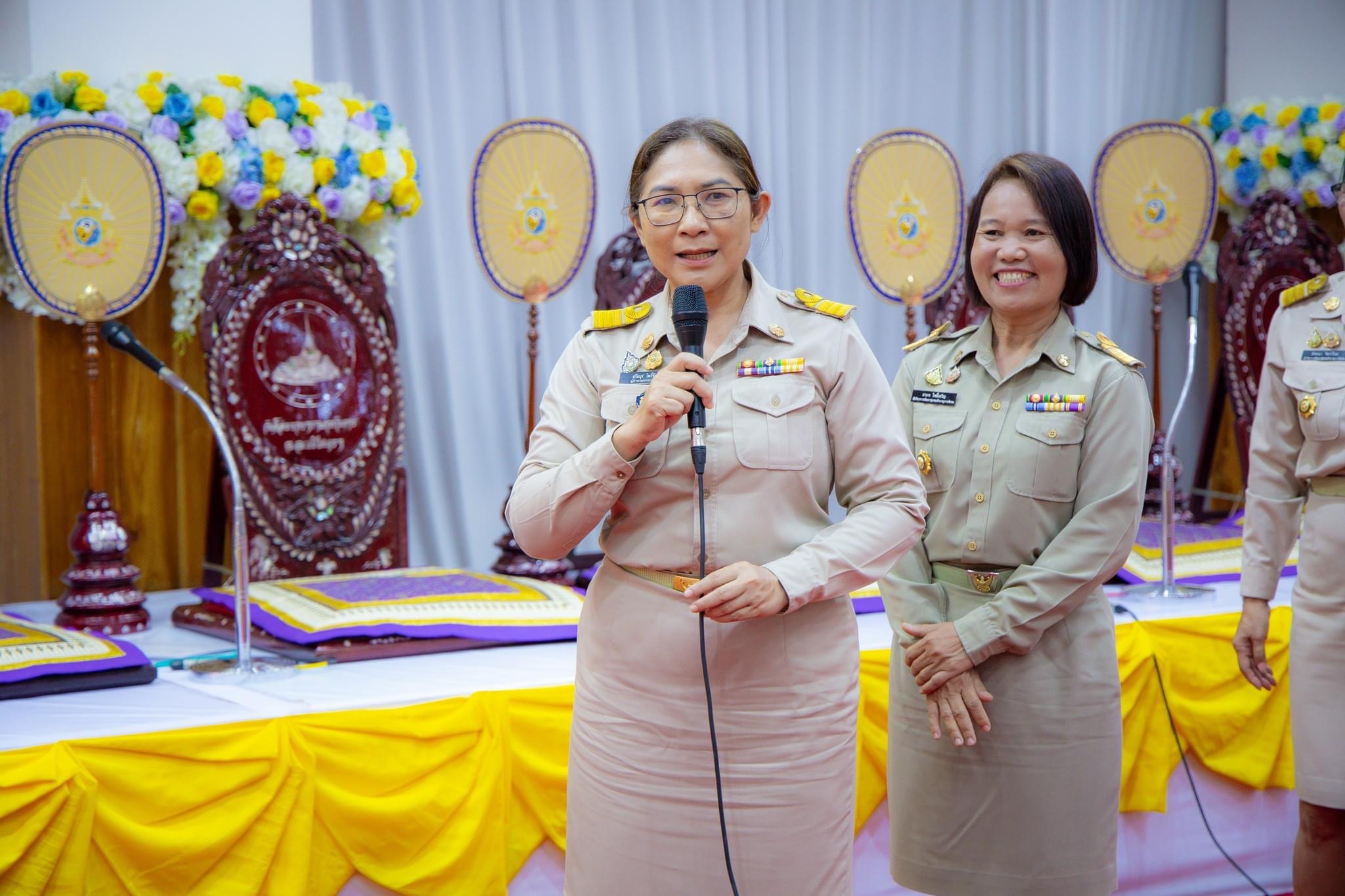 สำนักงานพัฒนาชุมชนจังหวัดฉะเชิงเทรามอบสิ่งของช่วยเหลือผู้ประสบอุทกภัย พร้อมต้อนรับพัฒนากรก่อนประจำการรุ่นที่ 127-128