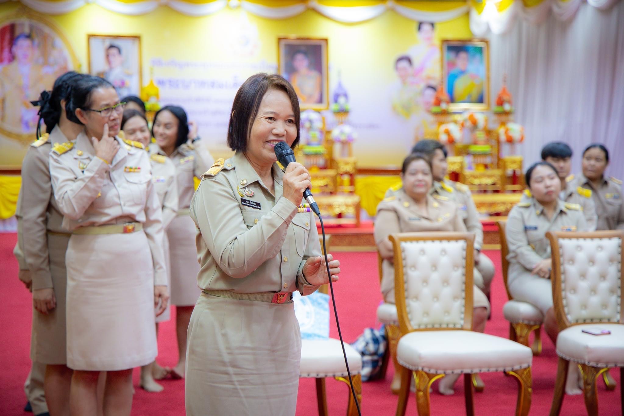 สำนักงานพัฒนาชุมชนจังหวัดฉะเชิงเทรามอบสิ่งของช่วยเหลือผู้ประสบอุทกภัย พร้อมต้อนรับพัฒนากรก่อนประจำการรุ่นที่ 127-128