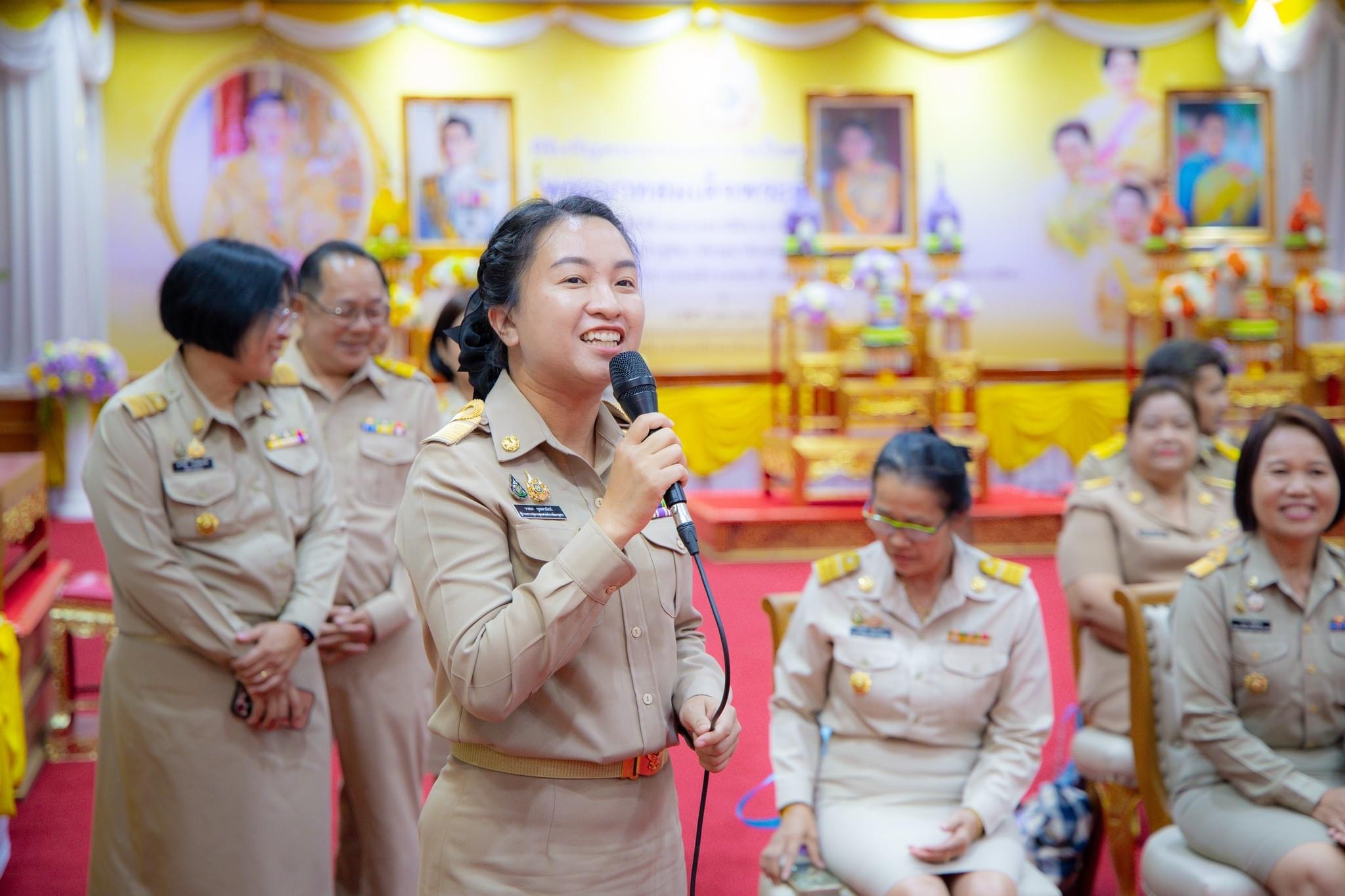 สำนักงานพัฒนาชุมชนจังหวัดฉะเชิงเทรามอบสิ่งของช่วยเหลือผู้ประสบอุทกภัย พร้อมต้อนรับพัฒนากรก่อนประจำการรุ่นที่ 127-128