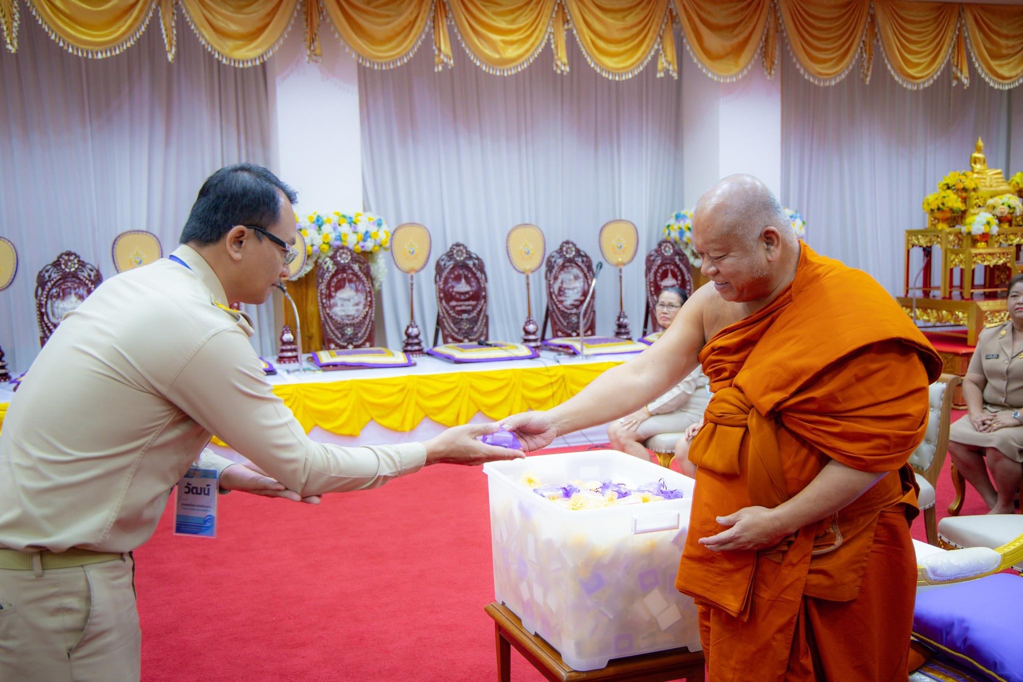 สำนักงานพัฒนาชุมชนจังหวัดฉะเชิงเทรามอบสิ่งของช่วยเหลือผู้ประสบอุทกภัย พร้อมต้อนรับพัฒนากรก่อนประจำการรุ่นที่ 127-128