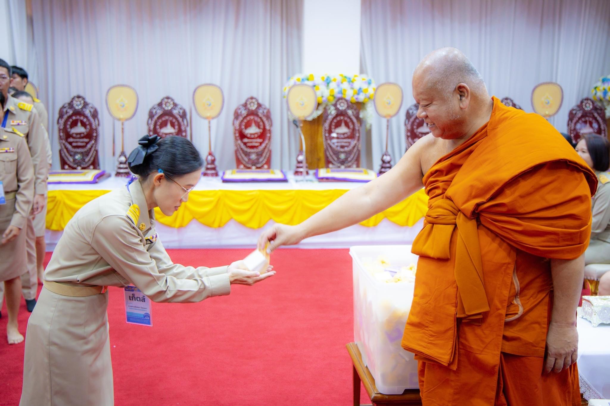 สำนักงานพัฒนาชุมชนจังหวัดฉะเชิงเทรามอบสิ่งของช่วยเหลือผู้ประสบอุทกภัย พร้อมต้อนรับพัฒนากรก่อนประจำการรุ่นที่ 127-128