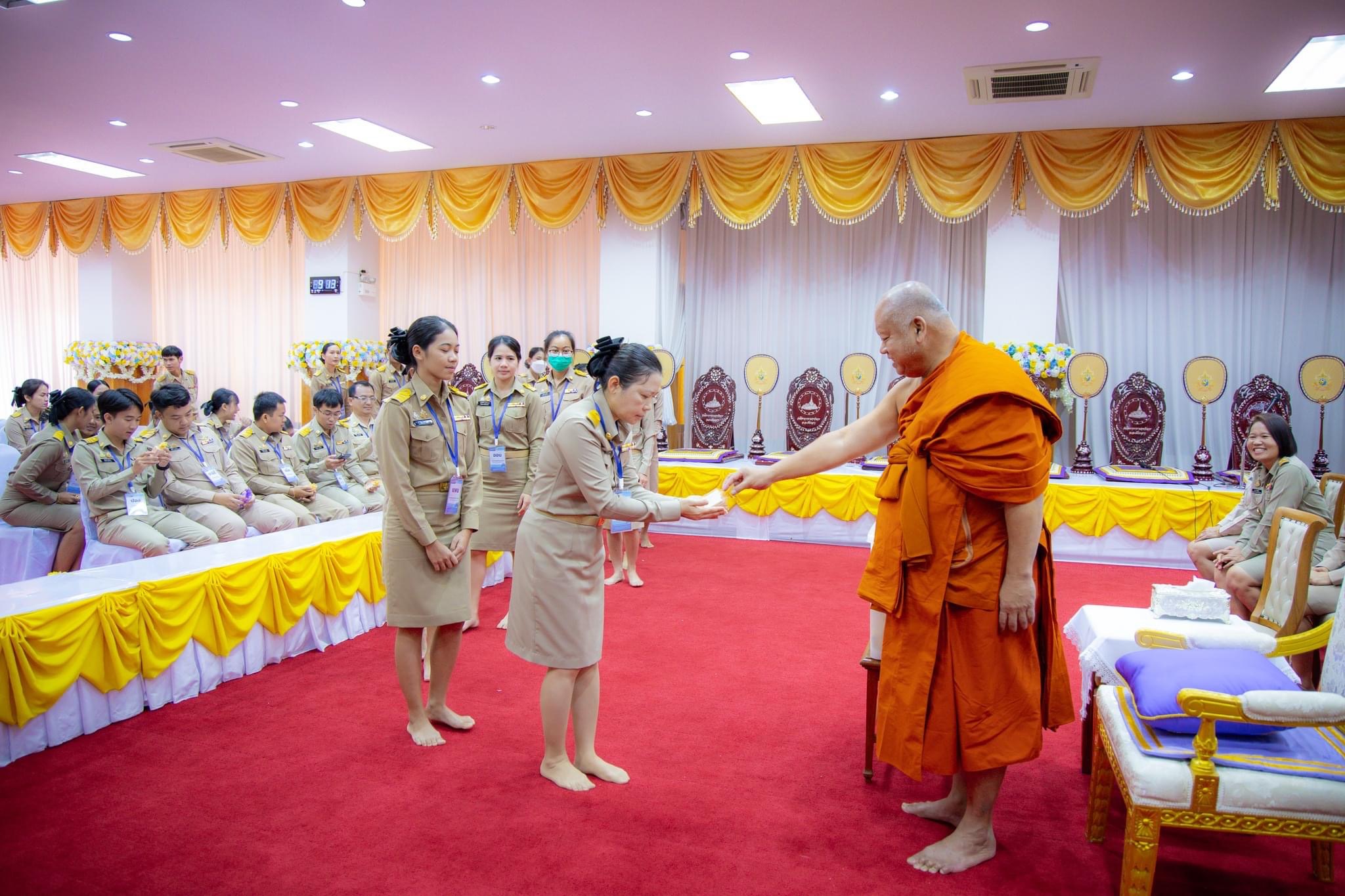 สำนักงานพัฒนาชุมชนจังหวัดฉะเชิงเทรามอบสิ่งของช่วยเหลือผู้ประสบอุทกภัย พร้อมต้อนรับพัฒนากรก่อนประจำการรุ่นที่ 127-128