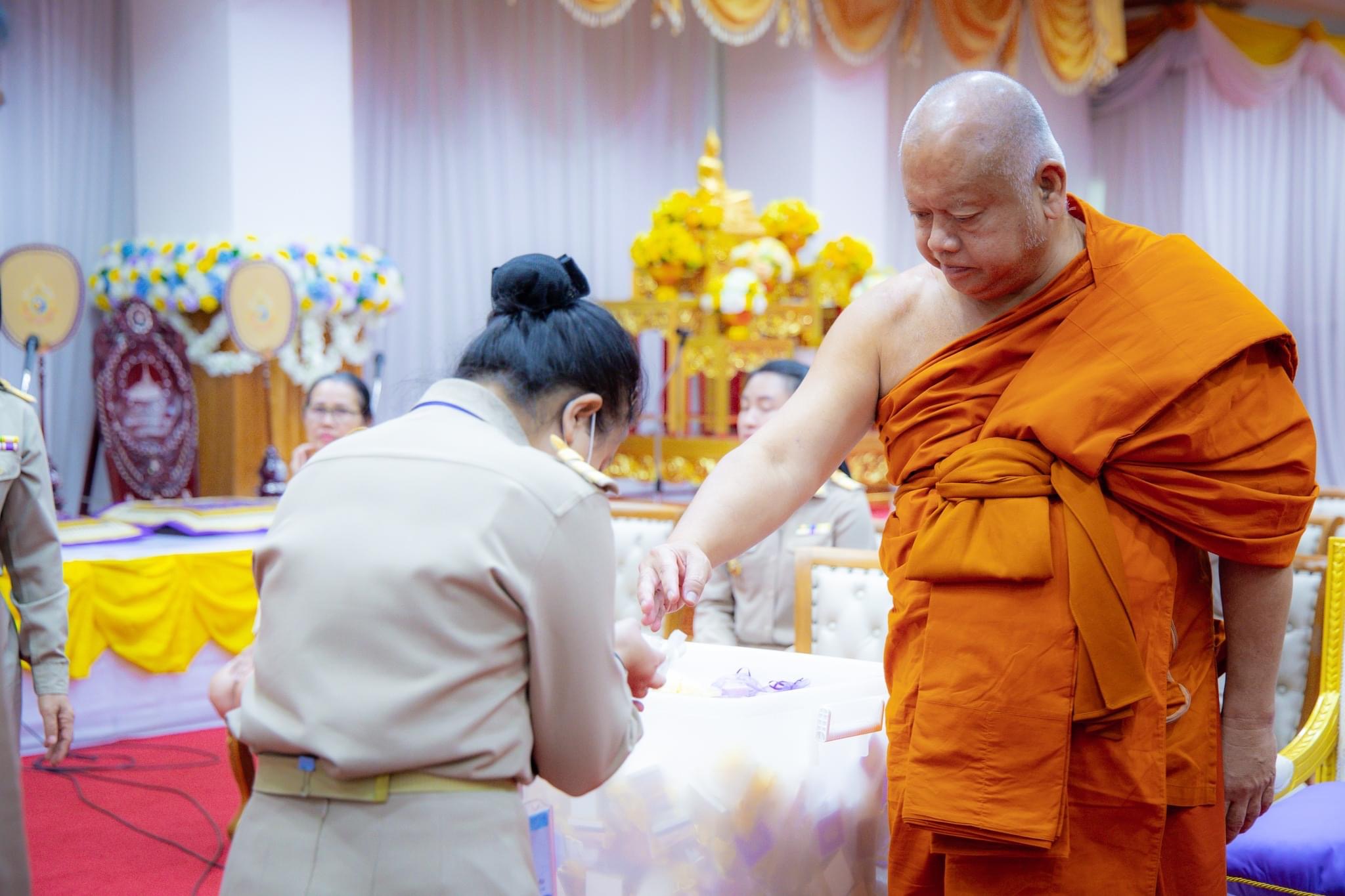 สำนักงานพัฒนาชุมชนจังหวัดฉะเชิงเทรามอบสิ่งของช่วยเหลือผู้ประสบอุทกภัย พร้อมต้อนรับพัฒนากรก่อนประจำการรุ่นที่ 127-128