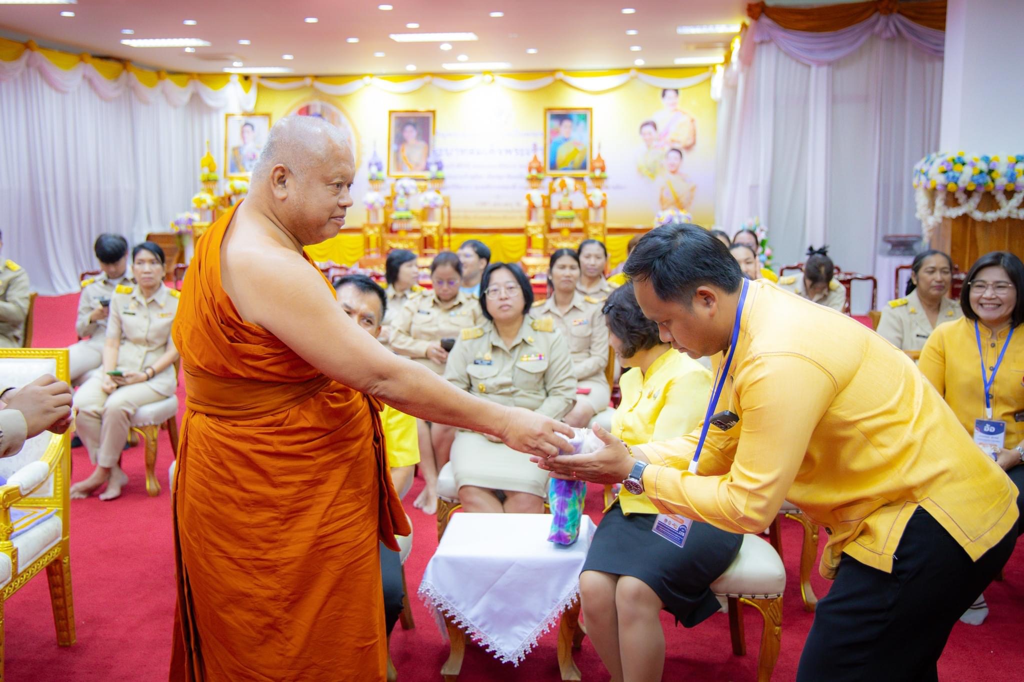 สำนักงานพัฒนาชุมชนจังหวัดฉะเชิงเทรามอบสิ่งของช่วยเหลือผู้ประสบอุทกภัย พร้อมต้อนรับพัฒนากรก่อนประจำการรุ่นที่ 127-128