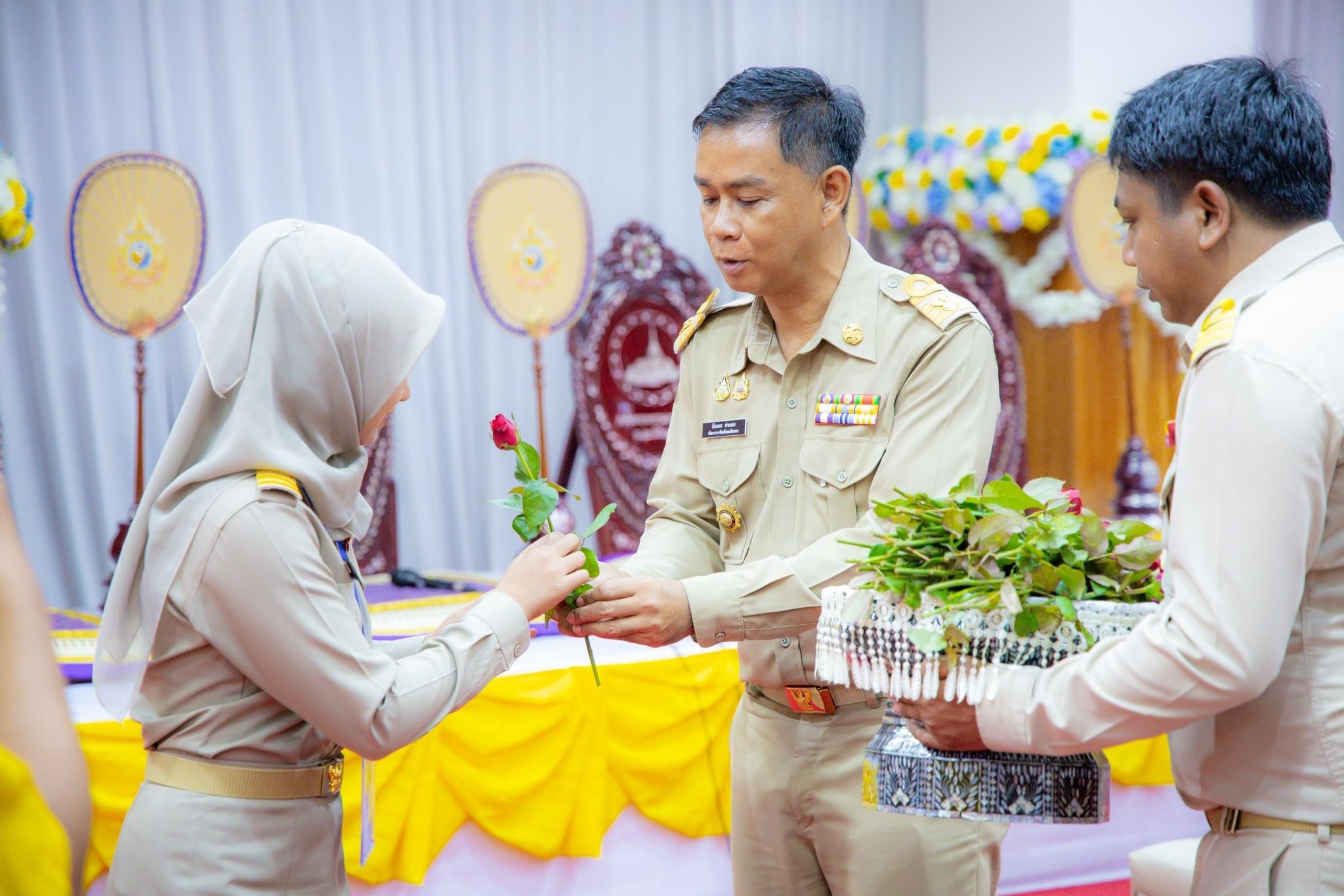 สำนักงานพัฒนาชุมชนจังหวัดฉะเชิงเทรามอบสิ่งของช่วยเหลือผู้ประสบอุทกภัย พร้อมต้อนรับพัฒนากรก่อนประจำการรุ่นที่ 127-128