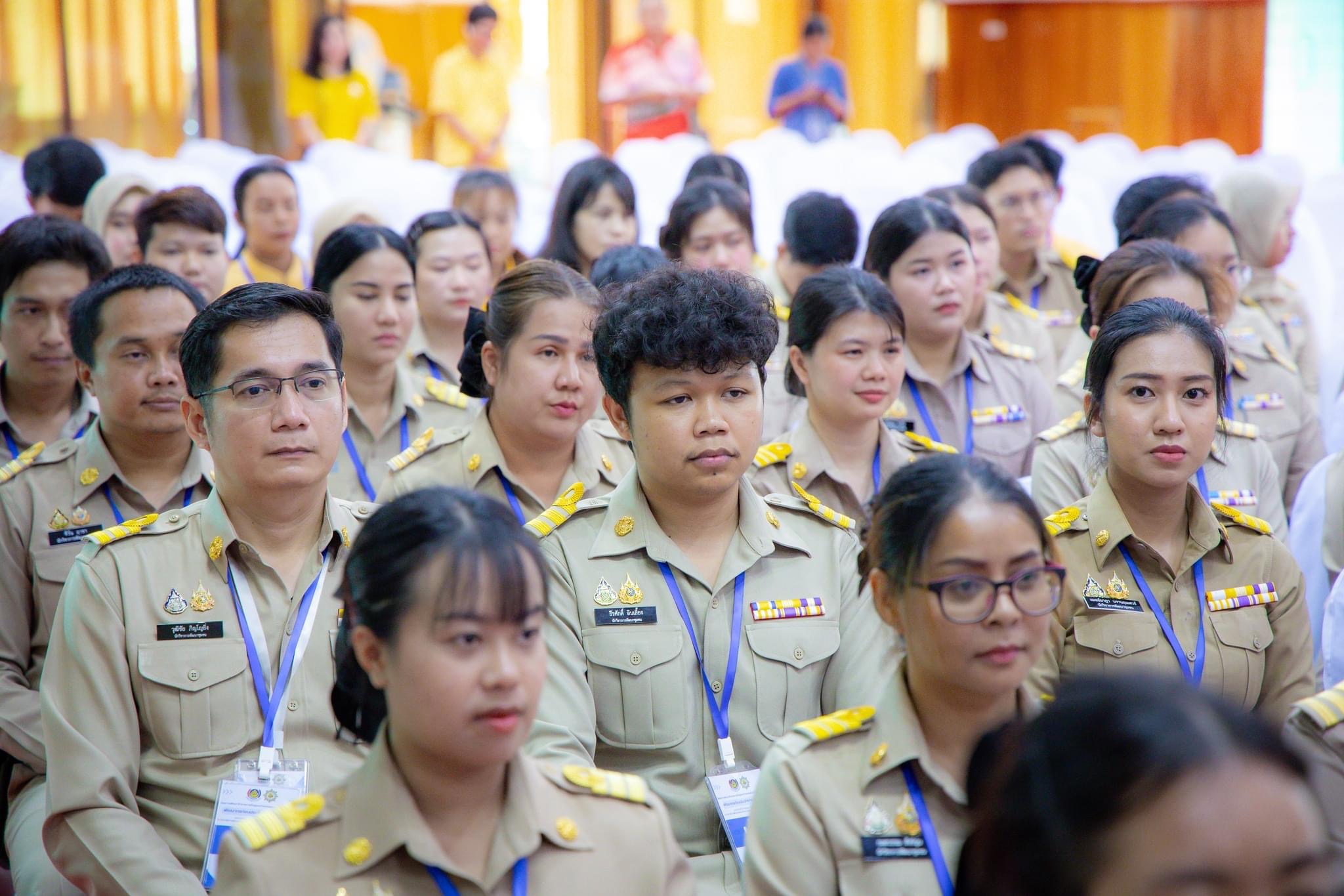 สำนักงานพัฒนาชุมชนจังหวัดฉะเชิงเทรามอบสิ่งของช่วยเหลือผู้ประสบอุทกภัย พร้อมต้อนรับพัฒนากรก่อนประจำการรุ่นที่ 127-128