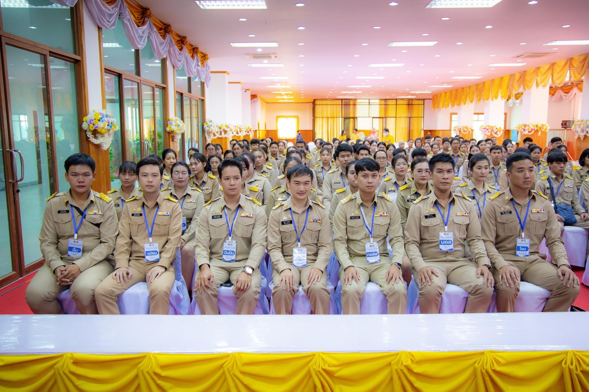 สำนักงานพัฒนาชุมชนจังหวัดฉะเชิงเทรามอบสิ่งของช่วยเหลือผู้ประสบอุทกภัย พร้อมต้อนรับพัฒนากรก่อนประจำการรุ่นที่ 127-128