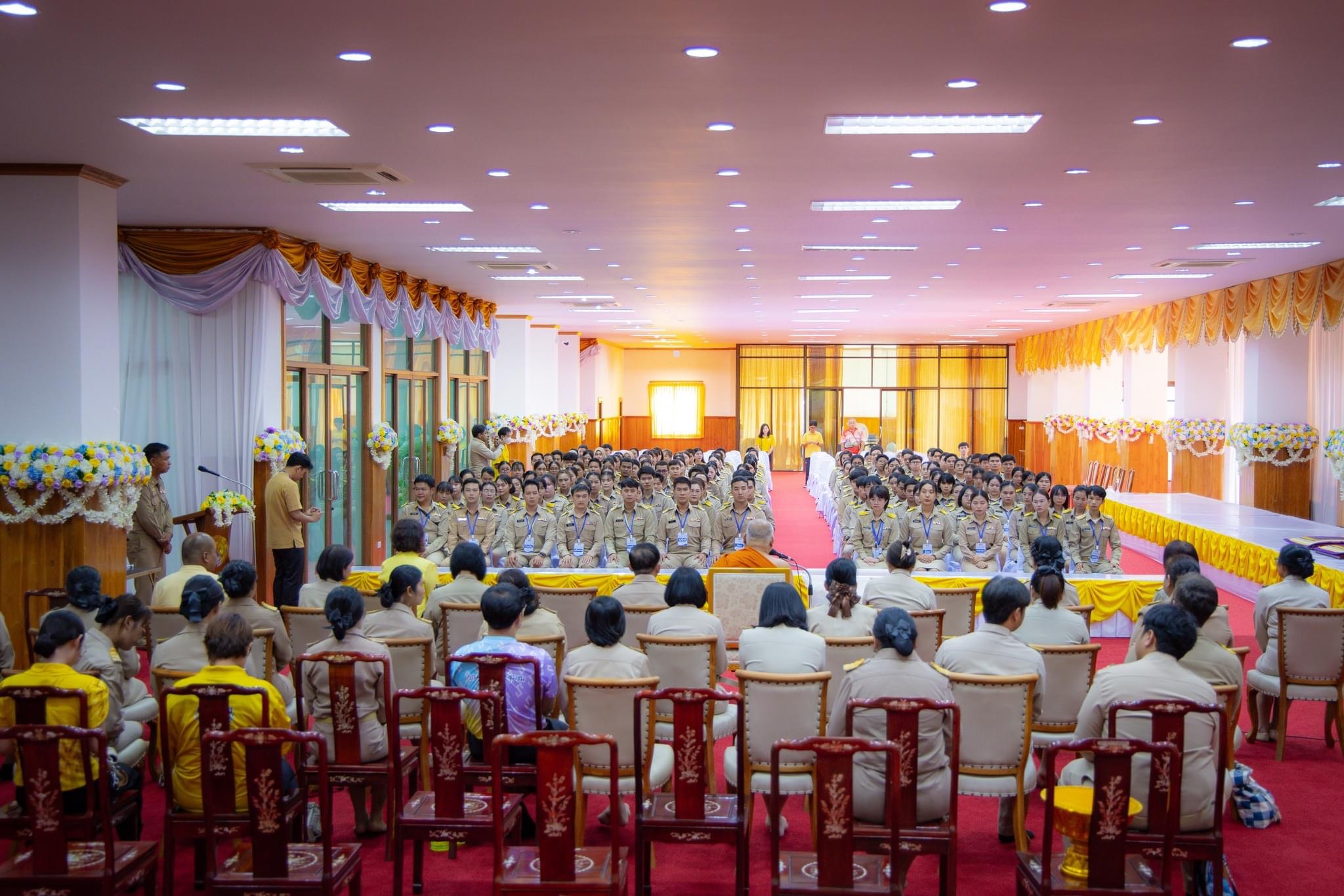 สำนักงานพัฒนาชุมชนจังหวัดฉะเชิงเทรามอบสิ่งของช่วยเหลือผู้ประสบอุทกภัย พร้อมต้อนรับพัฒนากรก่อนประจำการรุ่นที่ 127-128