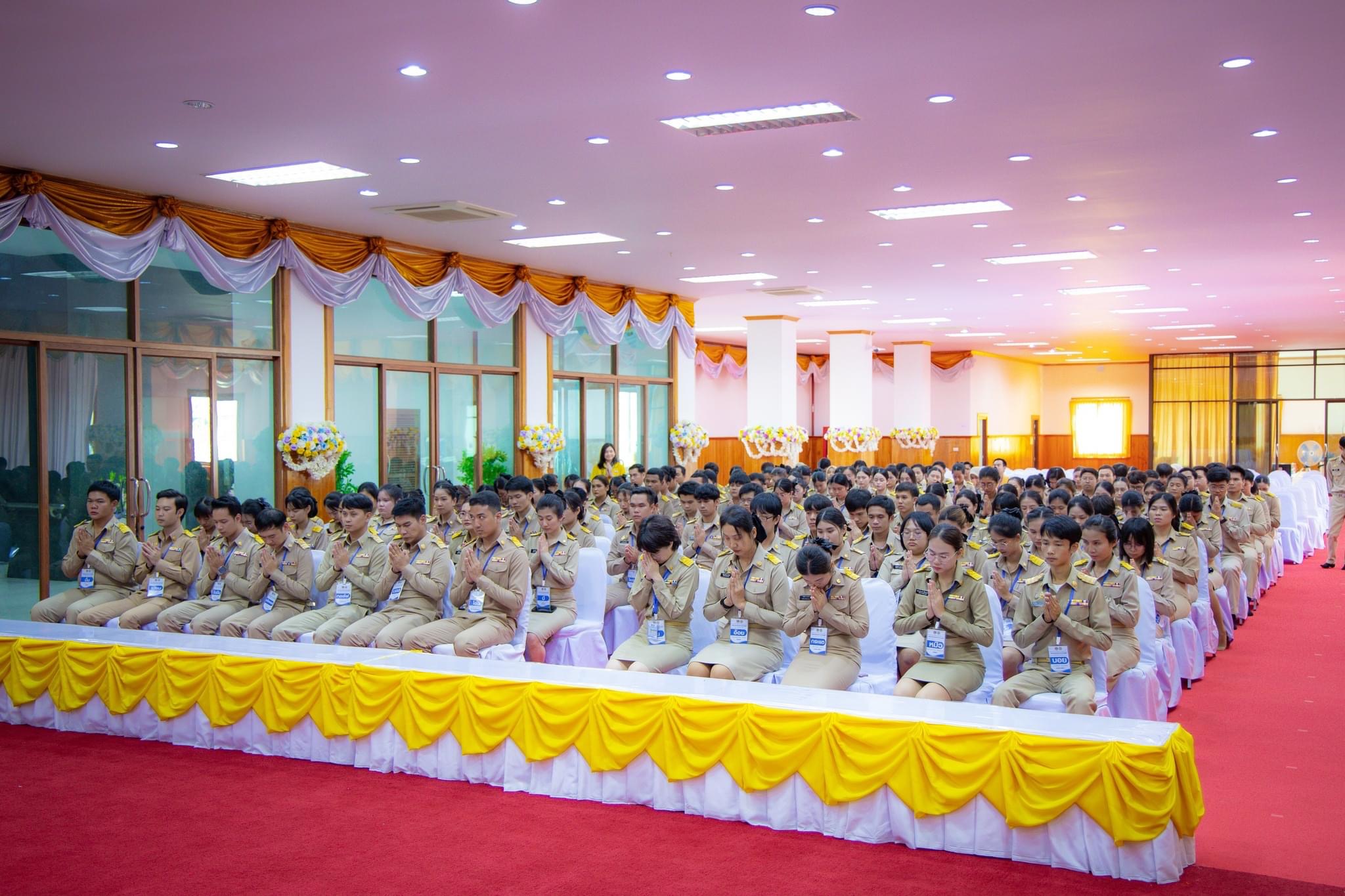 สำนักงานพัฒนาชุมชนจังหวัดฉะเชิงเทรามอบสิ่งของช่วยเหลือผู้ประสบอุทกภัย พร้อมต้อนรับพัฒนากรก่อนประจำการรุ่นที่ 127-128