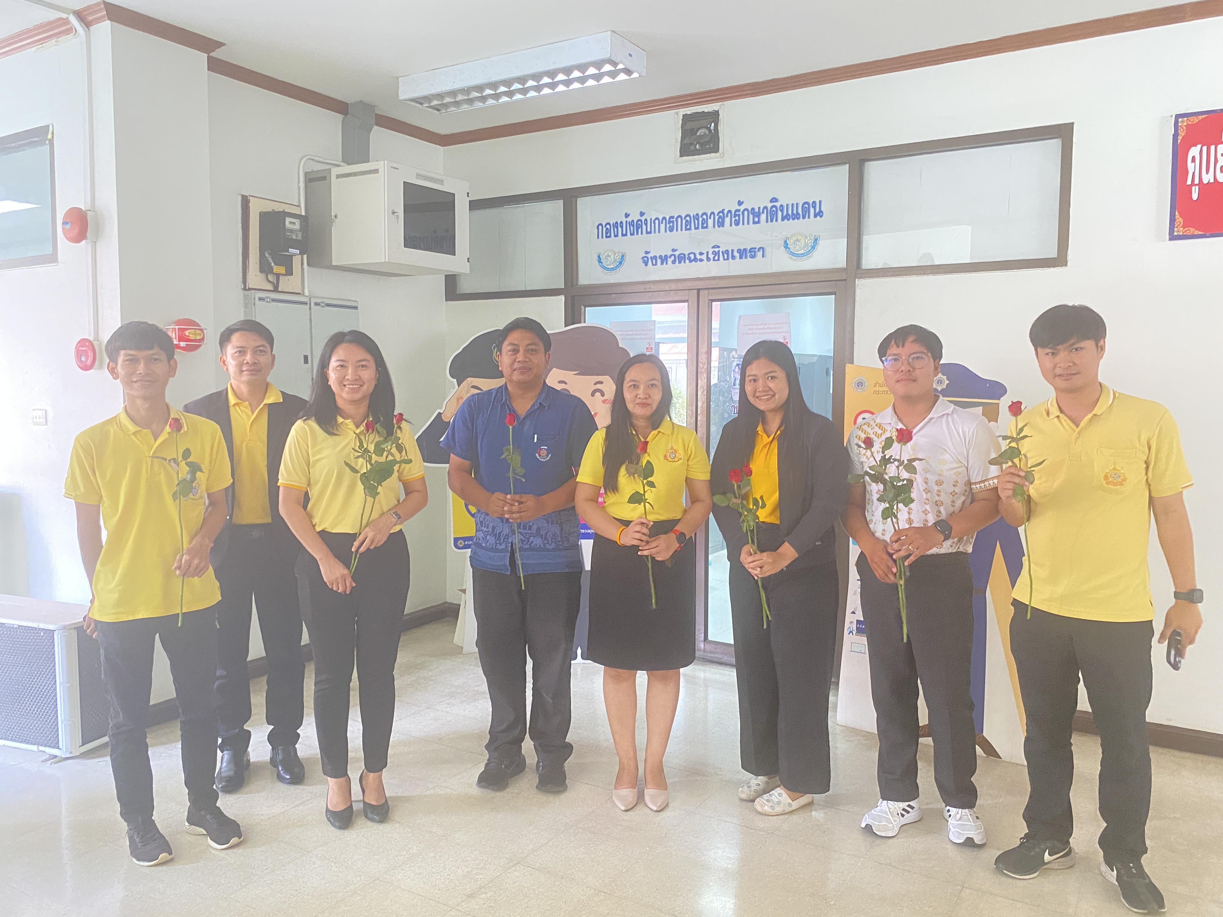 อำลาสุดซึ้ง! ข้าราชการฉะเชิงเทราร่วมส่งนายชลธี ยังตรง ผู้ว่าราชการจังหวัดฉะเชิงเทรา เกษียณอายุราชการ ด้วยบรรยากาศอบอุ่น