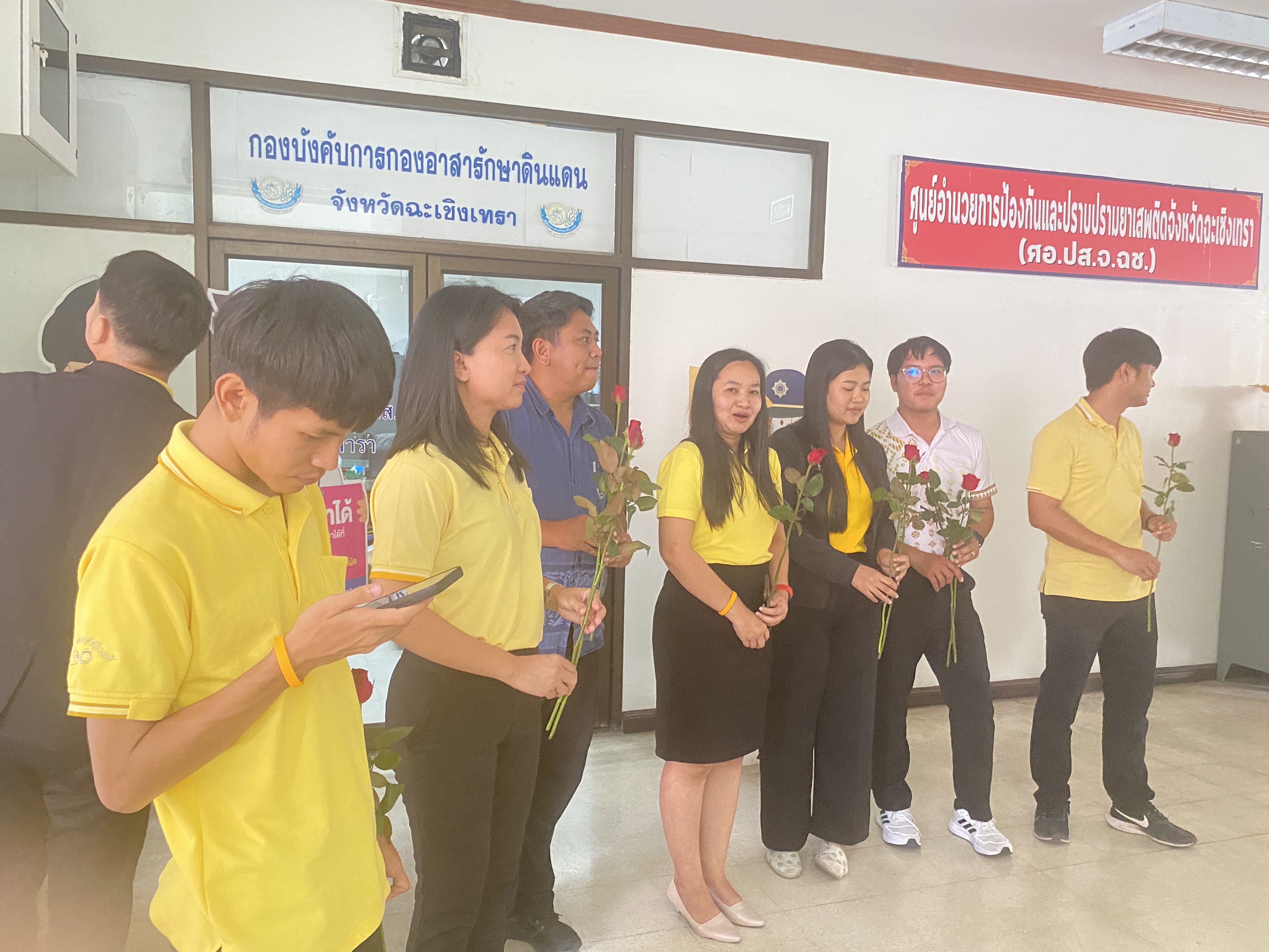 อำลาสุดซึ้ง! ข้าราชการฉะเชิงเทราร่วมส่งนายชลธี ยังตรง ผู้ว่าราชการจังหวัดฉะเชิงเทรา เกษียณอายุราชการ ด้วยบรรยากาศอบอุ่น