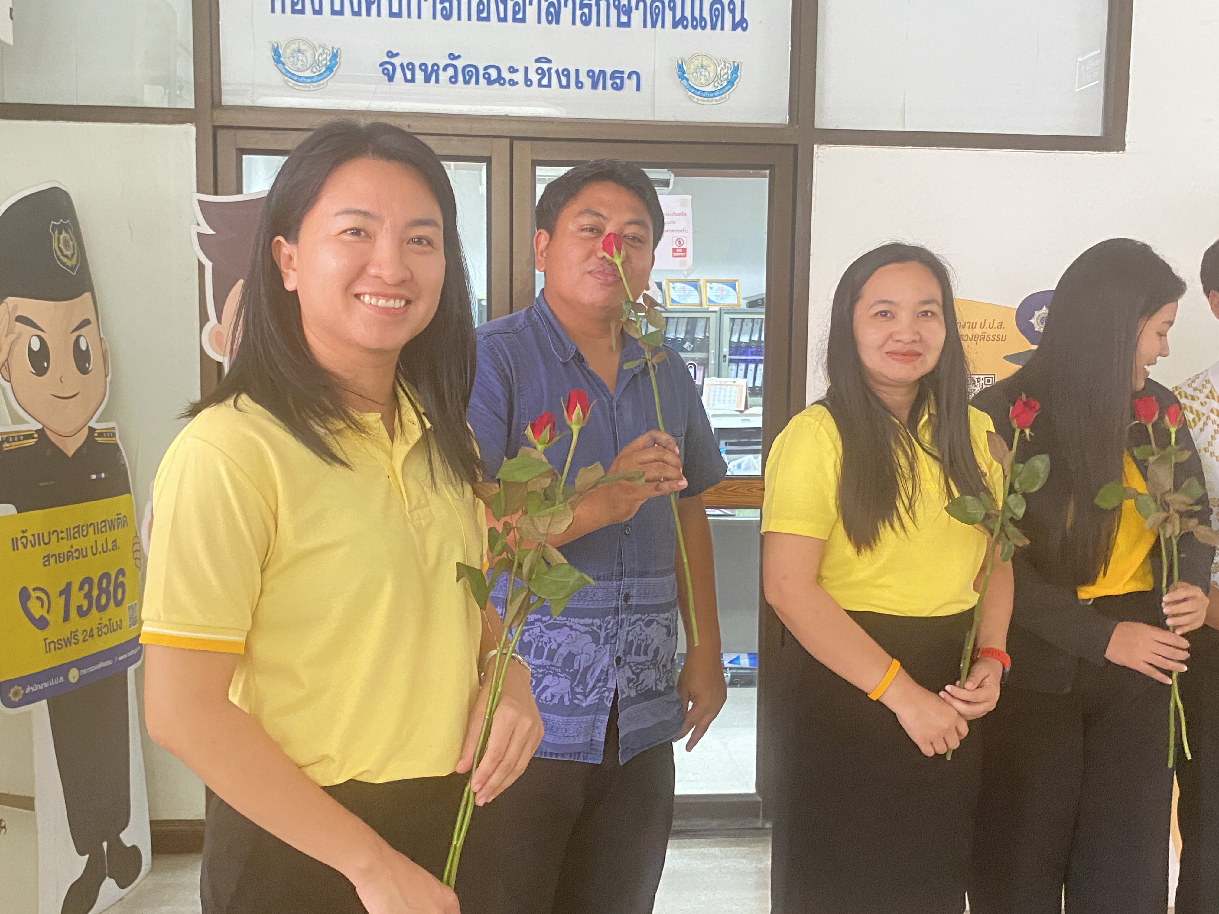 อำลาสุดซึ้ง! ข้าราชการฉะเชิงเทราร่วมส่งนายชลธี ยังตรง ผู้ว่าราชการจังหวัดฉะเชิงเทรา เกษียณอายุราชการ ด้วยบรรยากาศอบอุ่น