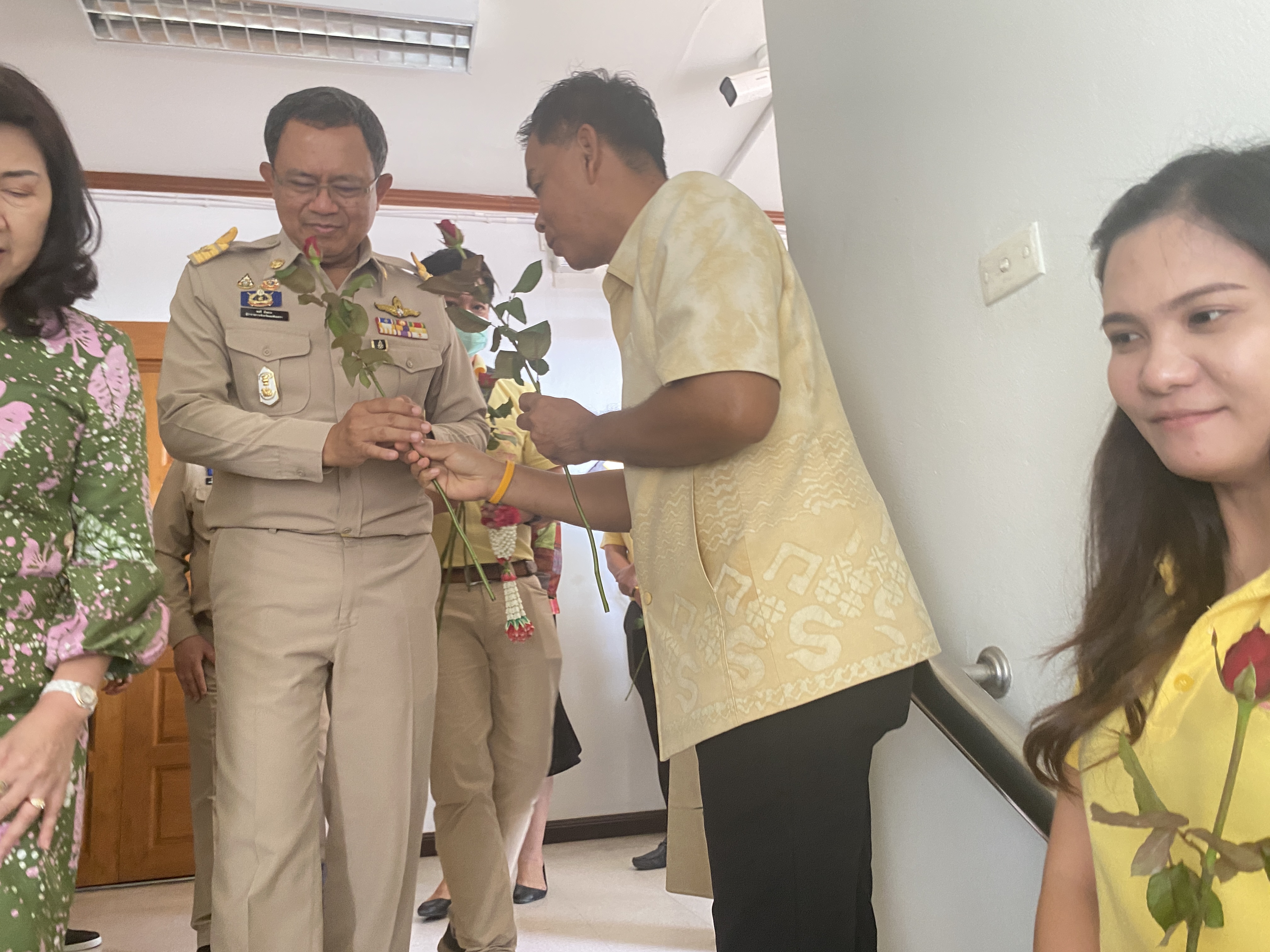 อำลาสุดซึ้ง! ข้าราชการฉะเชิงเทราร่วมส่งนายชลธี ยังตรง ผู้ว่าราชการจังหวัดฉะเชิงเทรา เกษียณอายุราชการ ด้วยบรรยากาศอบอุ่น