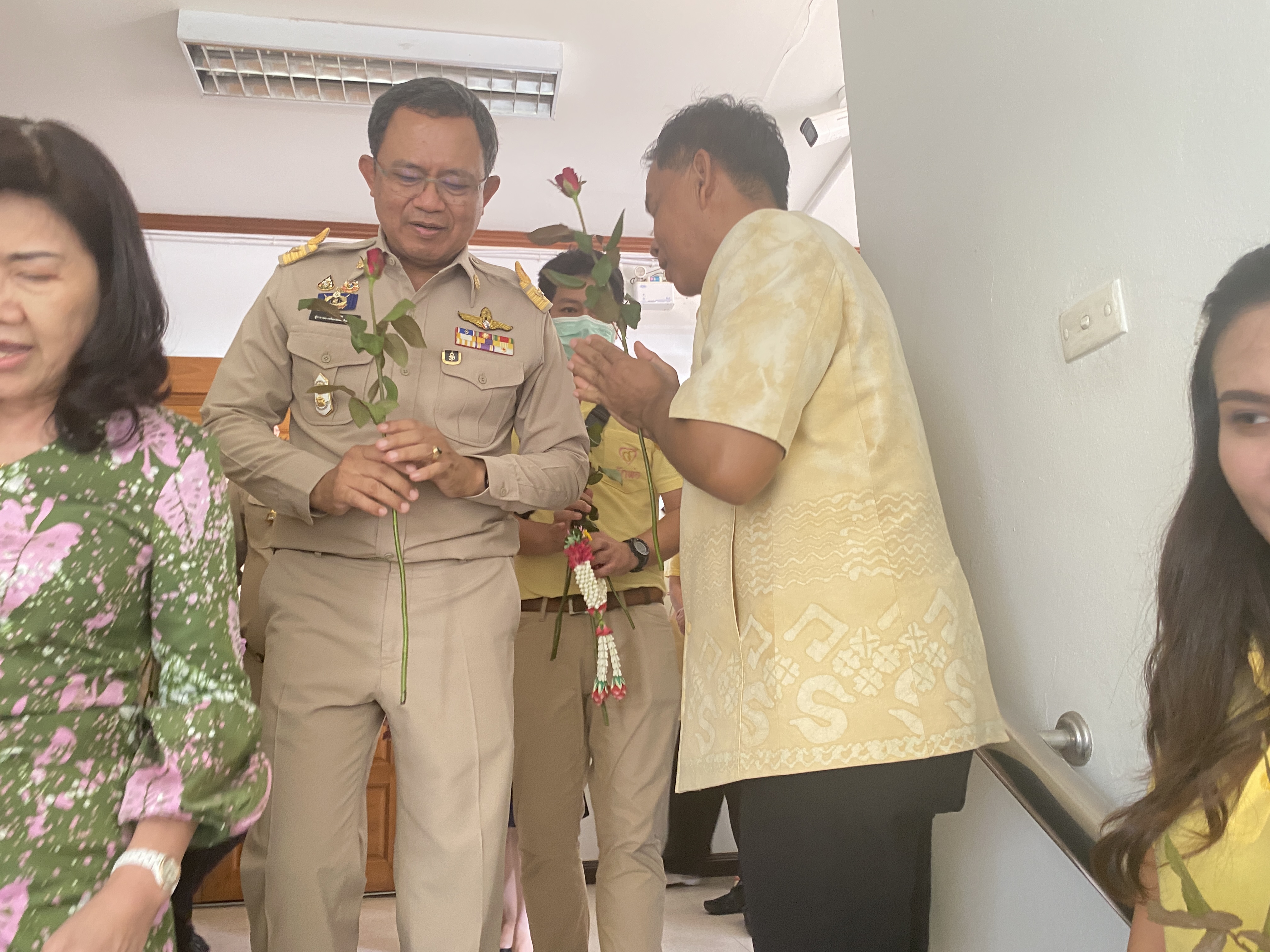 อำลาสุดซึ้ง! ข้าราชการฉะเชิงเทราร่วมส่งนายชลธี ยังตรง ผู้ว่าราชการจังหวัดฉะเชิงเทรา เกษียณอายุราชการ ด้วยบรรยากาศอบอุ่น