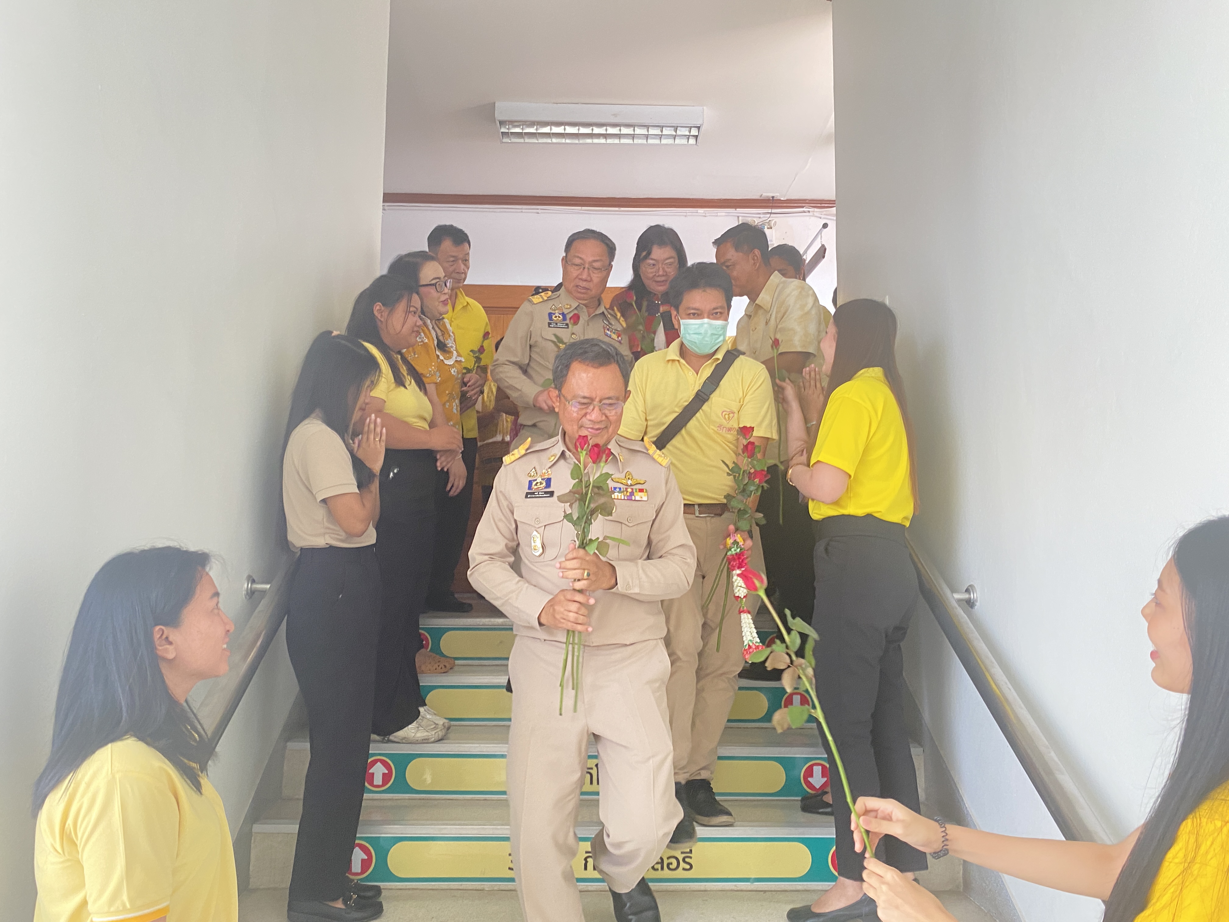 อำลาสุดซึ้ง! ข้าราชการฉะเชิงเทราร่วมส่งนายชลธี ยังตรง ผู้ว่าราชการจังหวัดฉะเชิงเทรา เกษียณอายุราชการ ด้วยบรรยากาศอบอุ่น