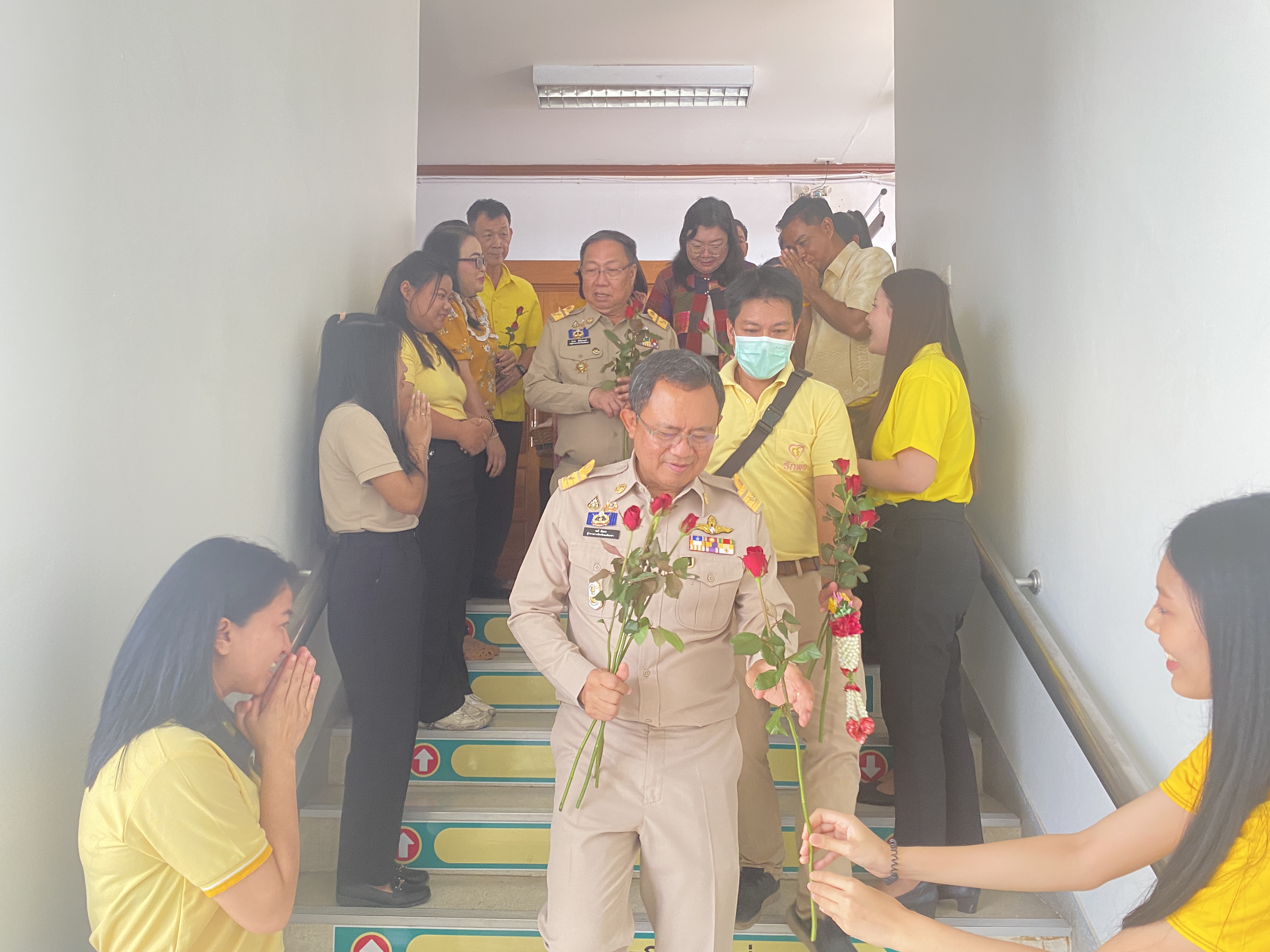 อำลาสุดซึ้ง! ข้าราชการฉะเชิงเทราร่วมส่งนายชลธี ยังตรง ผู้ว่าราชการจังหวัดฉะเชิงเทรา เกษียณอายุราชการ ด้วยบรรยากาศอบอุ่น