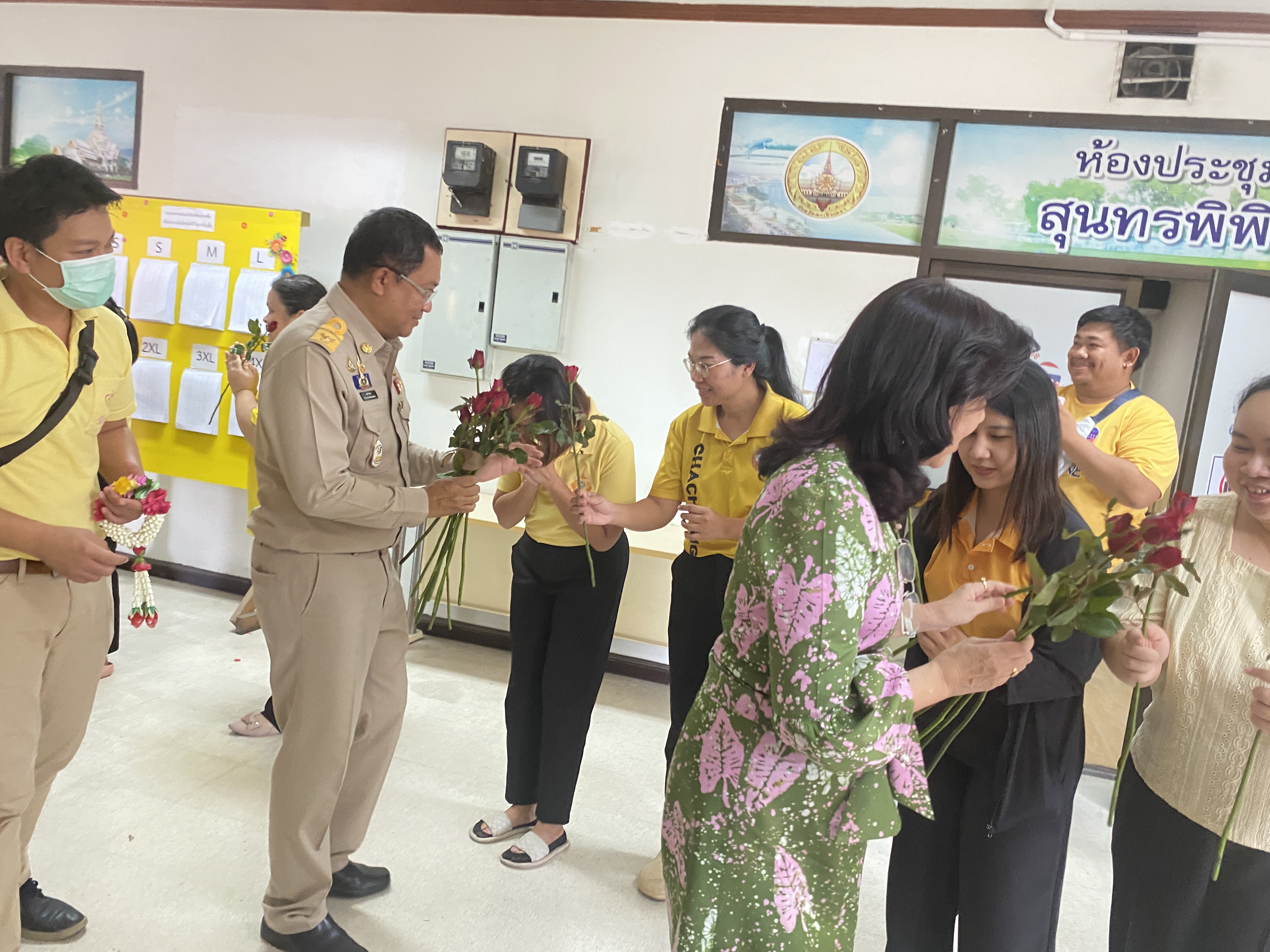 อำลาสุดซึ้ง! ข้าราชการฉะเชิงเทราร่วมส่งนายชลธี ยังตรง ผู้ว่าราชการจังหวัดฉะเชิงเทรา เกษียณอายุราชการ ด้วยบรรยากาศอบอุ่น