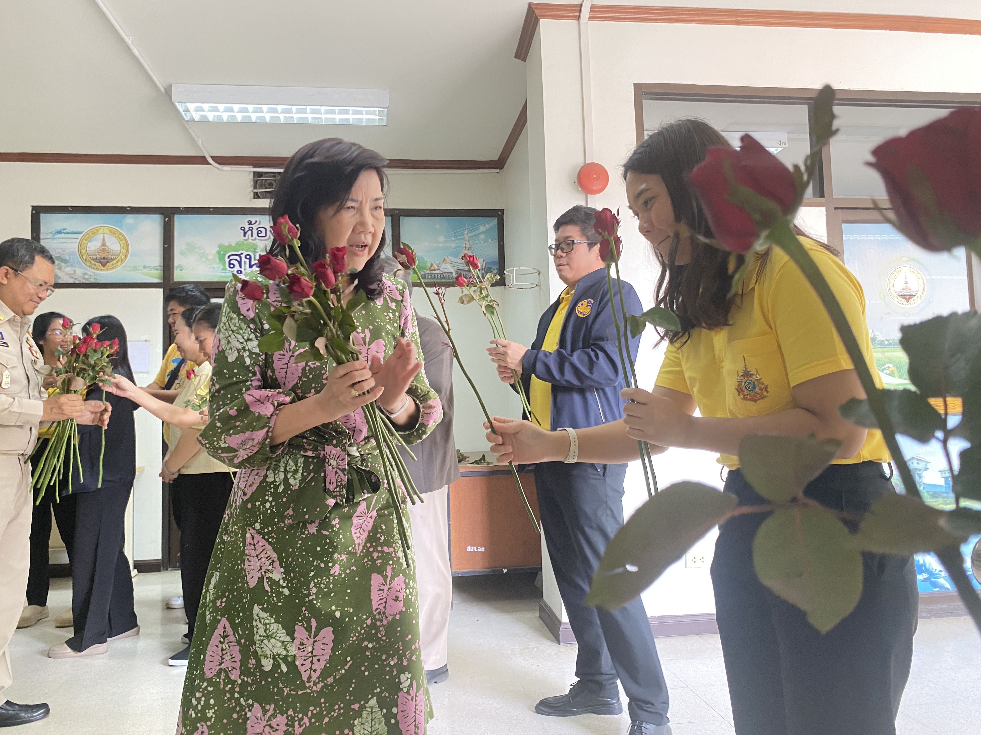 อำลาสุดซึ้ง! ข้าราชการฉะเชิงเทราร่วมส่งนายชลธี ยังตรง ผู้ว่าราชการจังหวัดฉะเชิงเทรา เกษียณอายุราชการ ด้วยบรรยากาศอบอุ่น