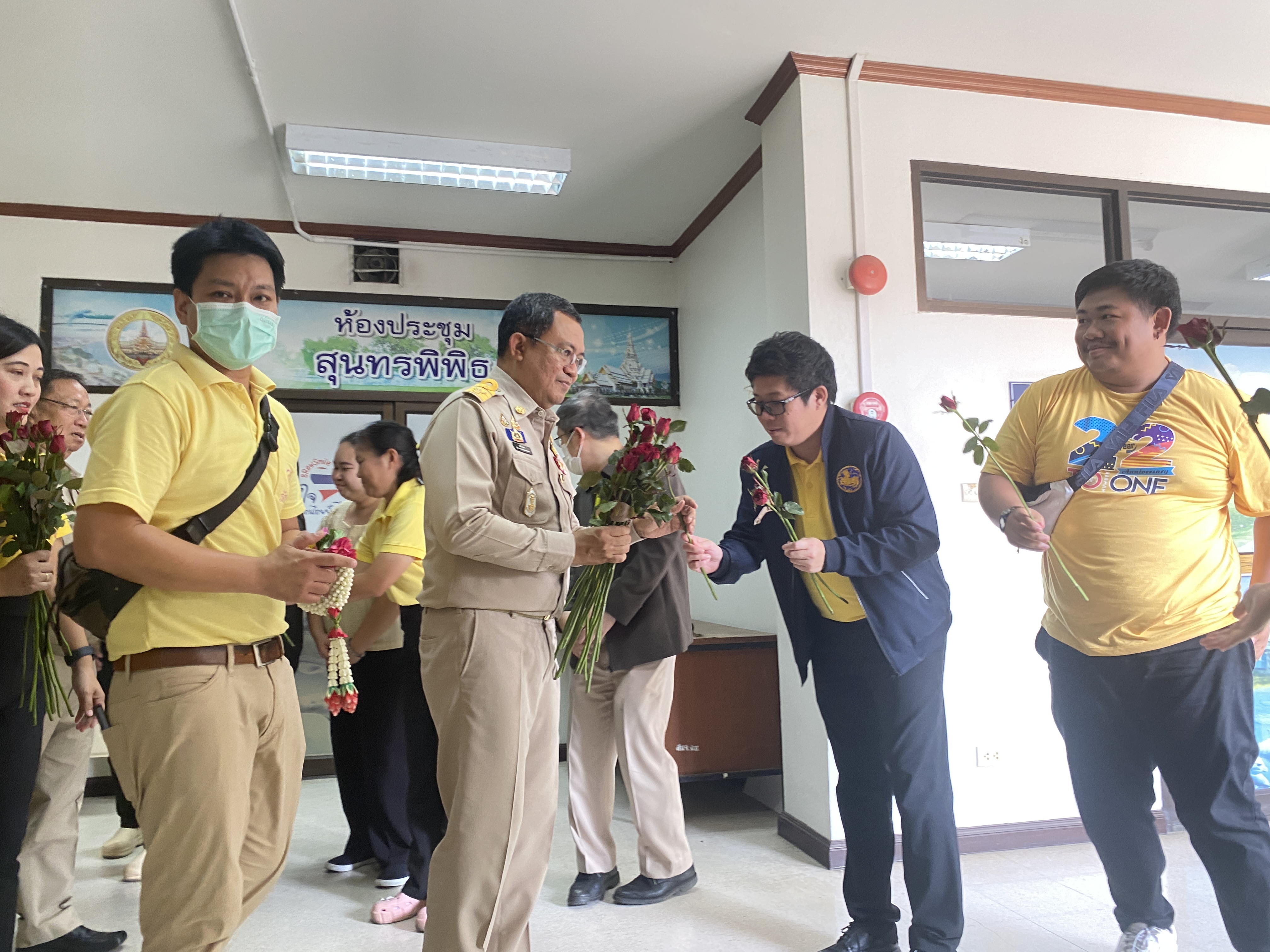 อำลาสุดซึ้ง! ข้าราชการฉะเชิงเทราร่วมส่งนายชลธี ยังตรง ผู้ว่าราชการจังหวัดฉะเชิงเทรา เกษียณอายุราชการ ด้วยบรรยากาศอบอุ่น