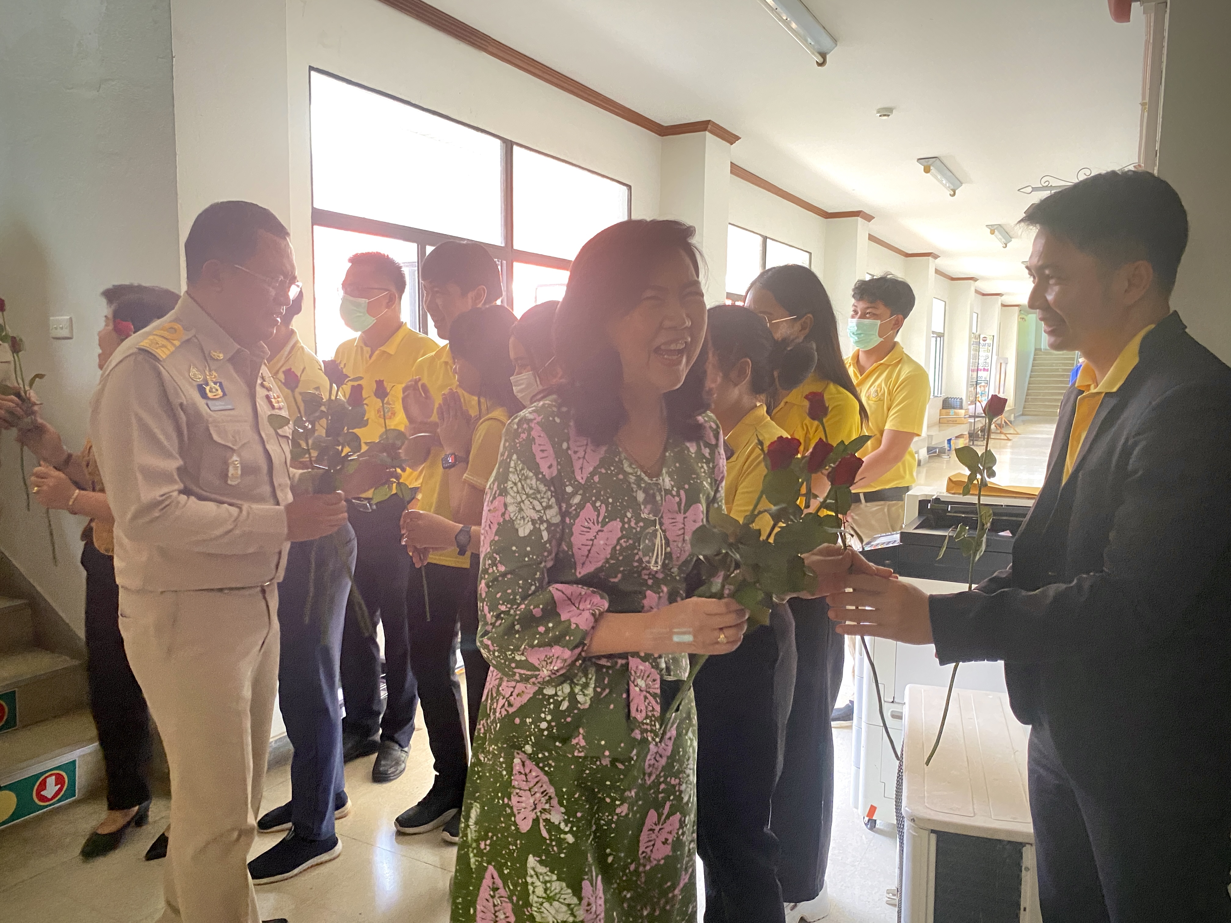 อำลาสุดซึ้ง! ข้าราชการฉะเชิงเทราร่วมส่งนายชลธี ยังตรง ผู้ว่าราชการจังหวัดฉะเชิงเทรา เกษียณอายุราชการ ด้วยบรรยากาศอบอุ่น