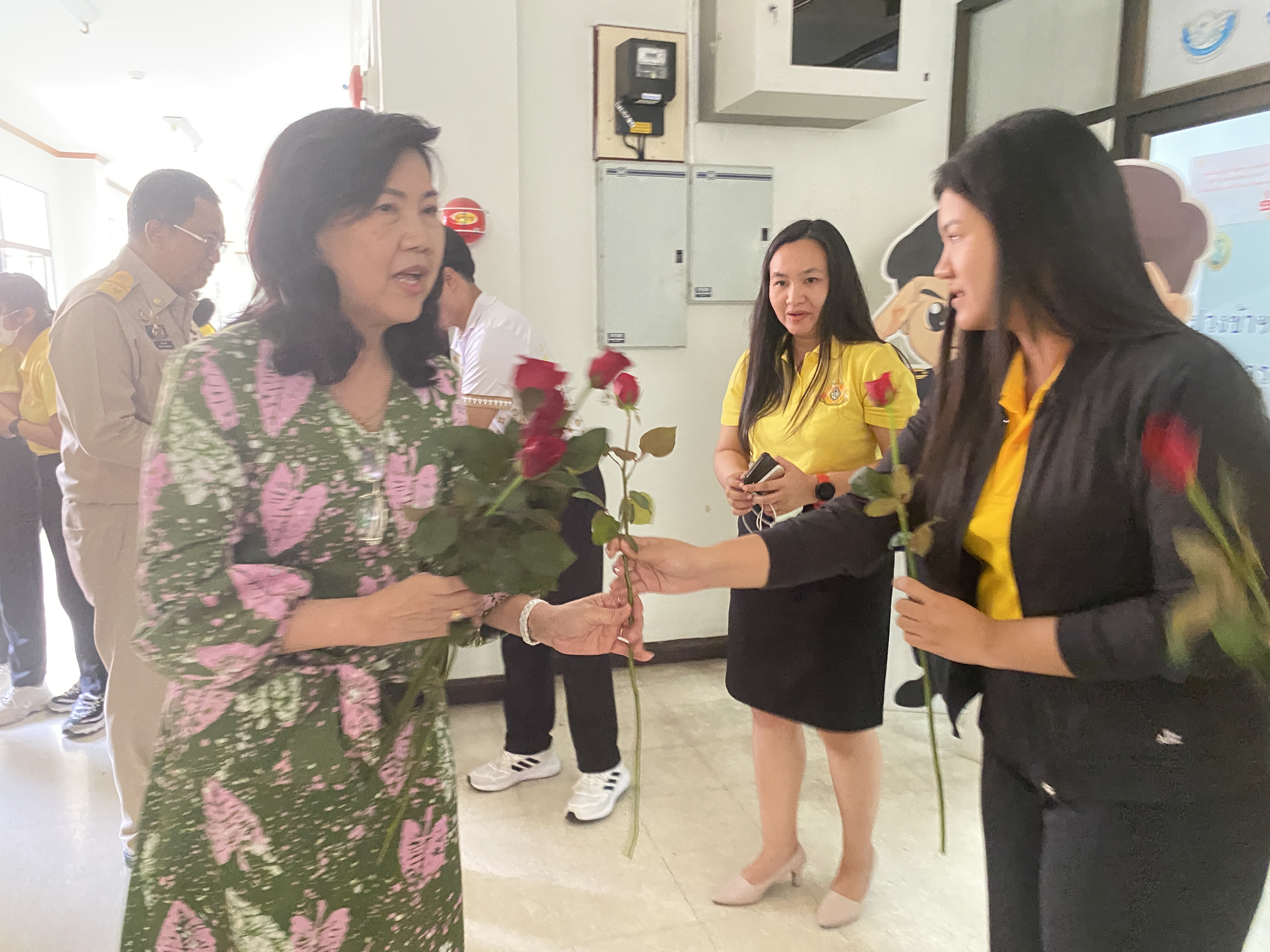 อำลาสุดซึ้ง! ข้าราชการฉะเชิงเทราร่วมส่งนายชลธี ยังตรง ผู้ว่าราชการจังหวัดฉะเชิงเทรา เกษียณอายุราชการ ด้วยบรรยากาศอบอุ่น