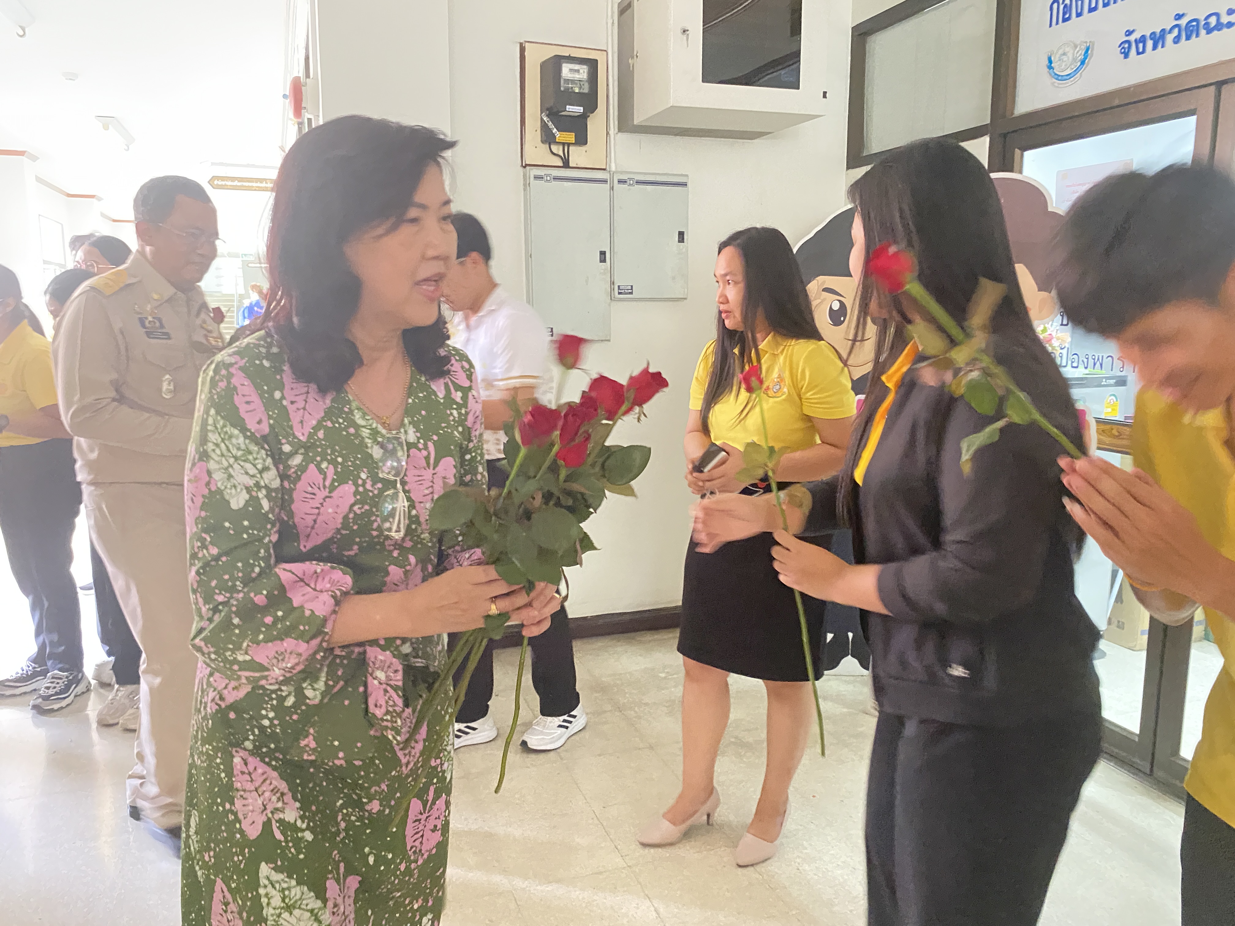 อำลาสุดซึ้ง! ข้าราชการฉะเชิงเทราร่วมส่งนายชลธี ยังตรง ผู้ว่าราชการจังหวัดฉะเชิงเทรา เกษียณอายุราชการ ด้วยบรรยากาศอบอุ่น