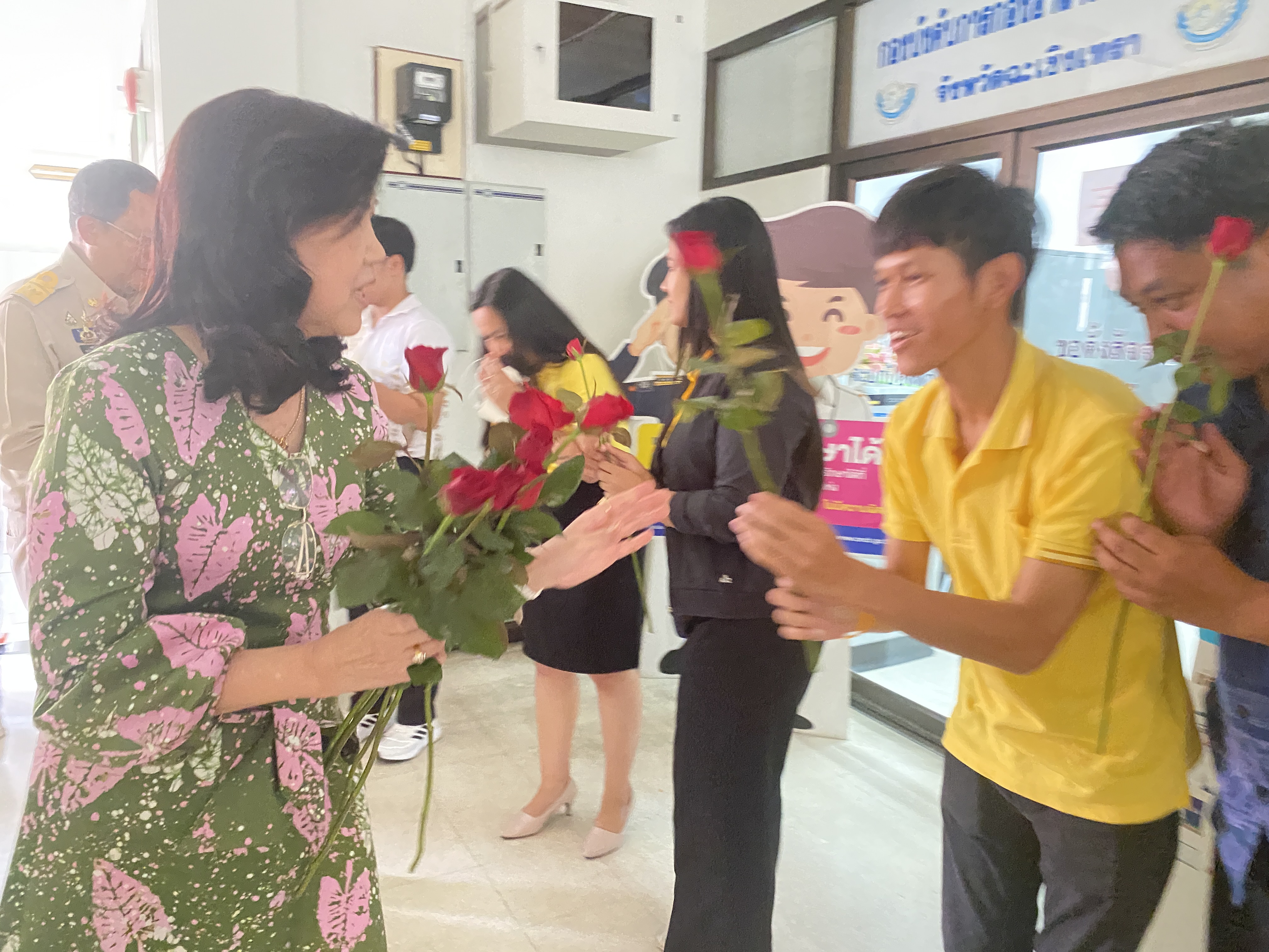 อำลาสุดซึ้ง! ข้าราชการฉะเชิงเทราร่วมส่งนายชลธี ยังตรง ผู้ว่าราชการจังหวัดฉะเชิงเทรา เกษียณอายุราชการ ด้วยบรรยากาศอบอุ่น