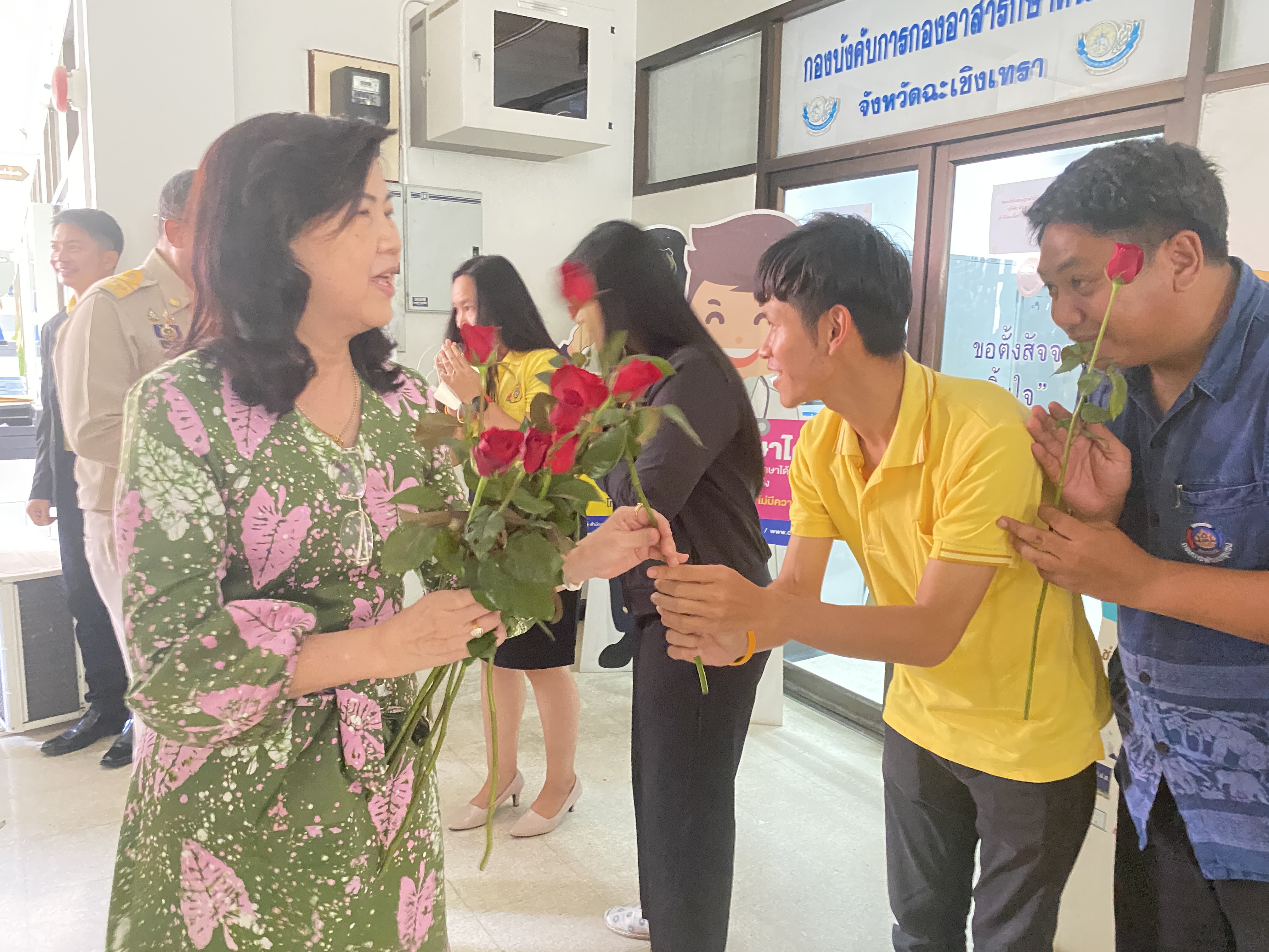 อำลาสุดซึ้ง! ข้าราชการฉะเชิงเทราร่วมส่งนายชลธี ยังตรง ผู้ว่าราชการจังหวัดฉะเชิงเทรา เกษียณอายุราชการ ด้วยบรรยากาศอบอุ่น