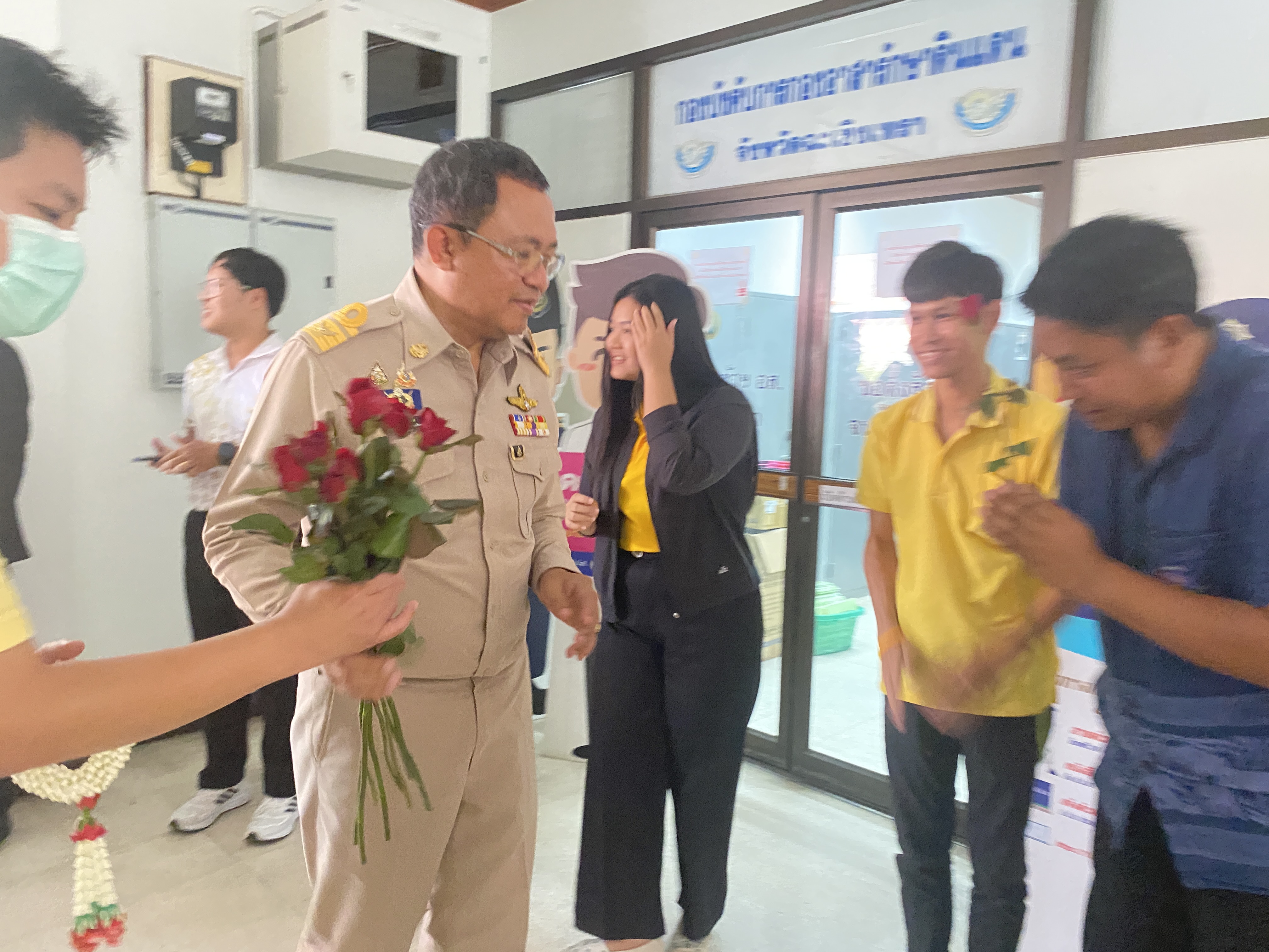 อำลาสุดซึ้ง! ข้าราชการฉะเชิงเทราร่วมส่งนายชลธี ยังตรง ผู้ว่าราชการจังหวัดฉะเชิงเทรา เกษียณอายุราชการ ด้วยบรรยากาศอบอุ่น