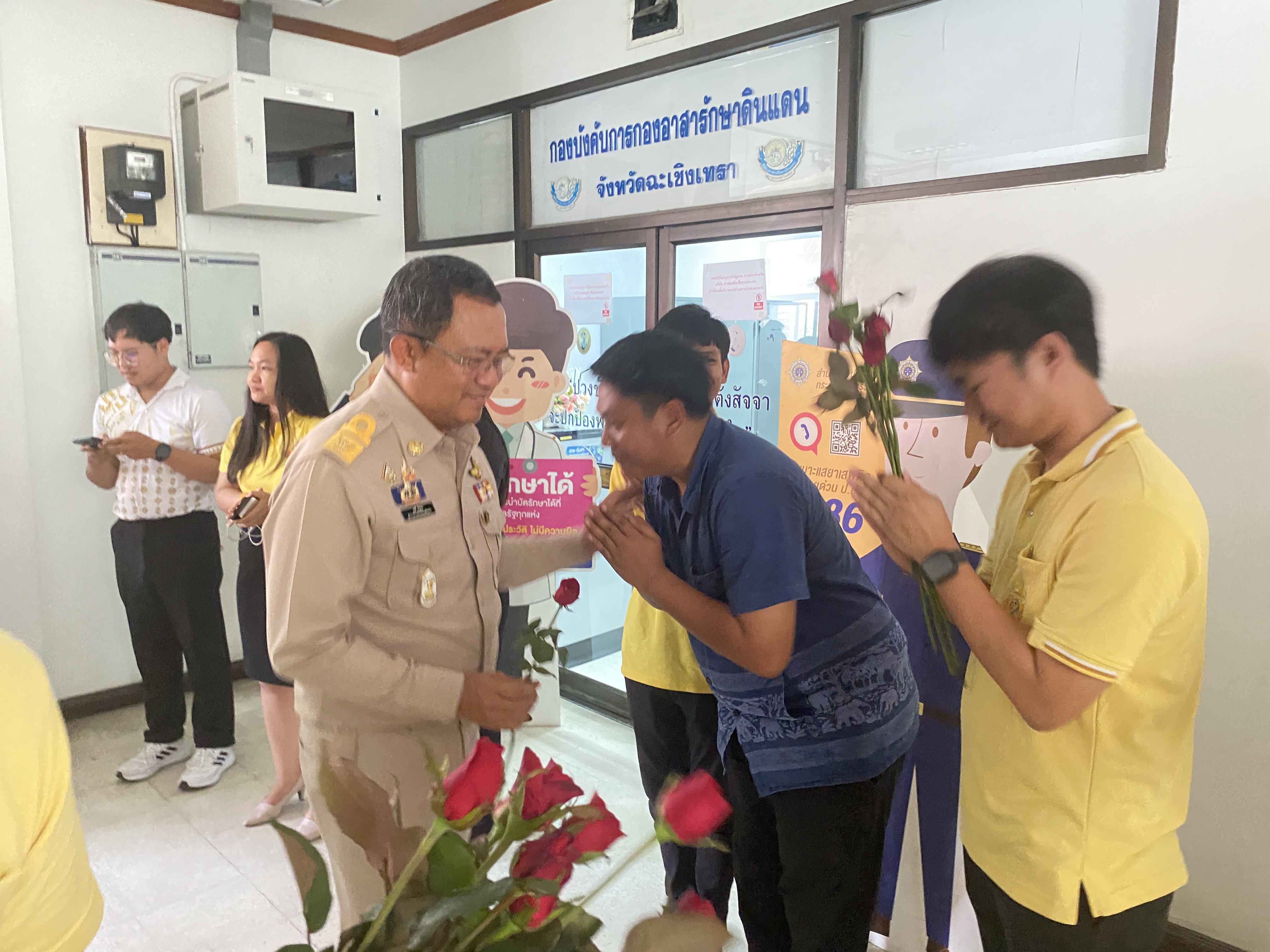 อำลาสุดซึ้ง! ข้าราชการฉะเชิงเทราร่วมส่งนายชลธี ยังตรง ผู้ว่าราชการจังหวัดฉะเชิงเทรา เกษียณอายุราชการ ด้วยบรรยากาศอบอุ่น