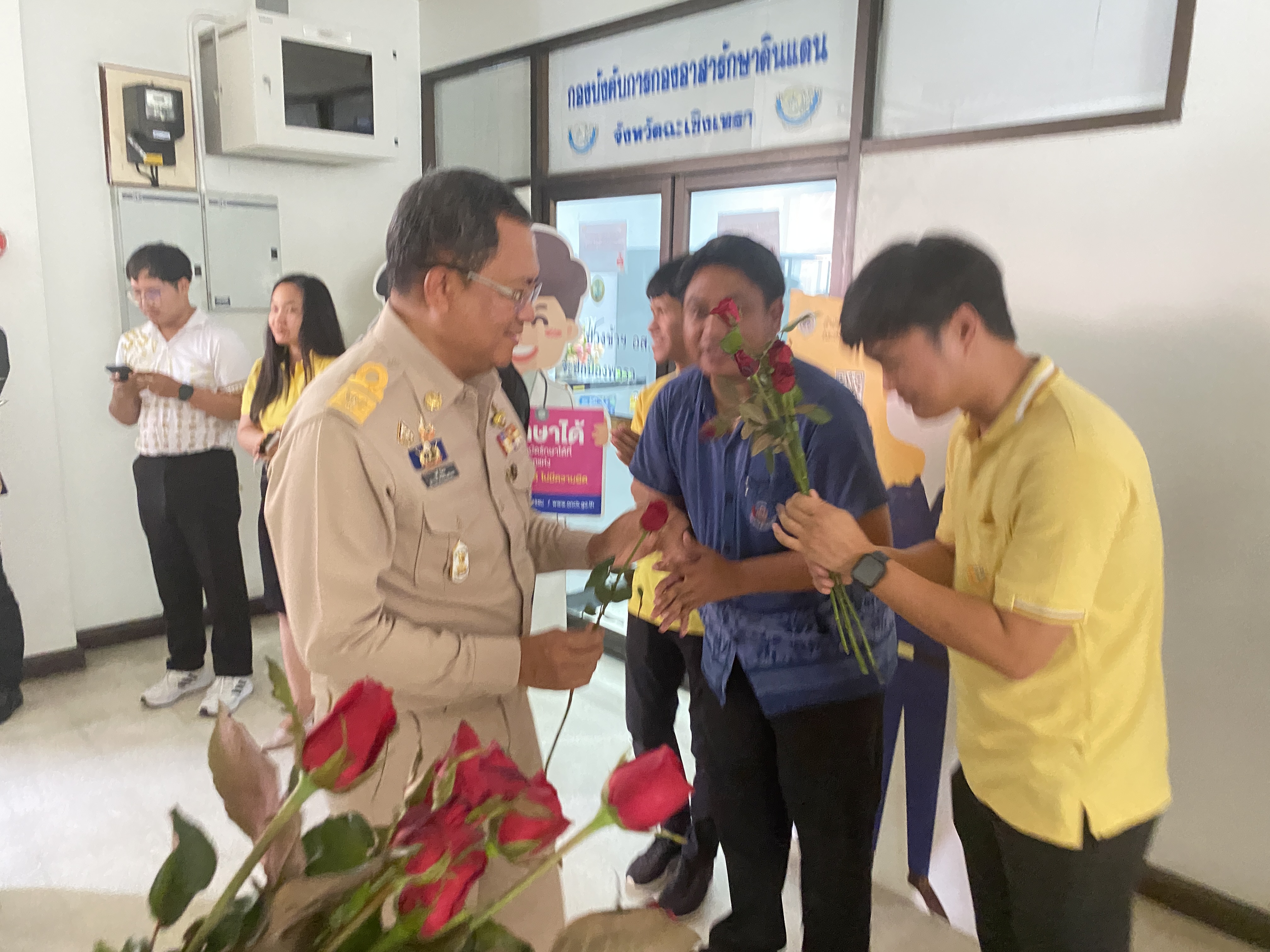 อำลาสุดซึ้ง! ข้าราชการฉะเชิงเทราร่วมส่งนายชลธี ยังตรง ผู้ว่าราชการจังหวัดฉะเชิงเทรา เกษียณอายุราชการ ด้วยบรรยากาศอบอุ่น