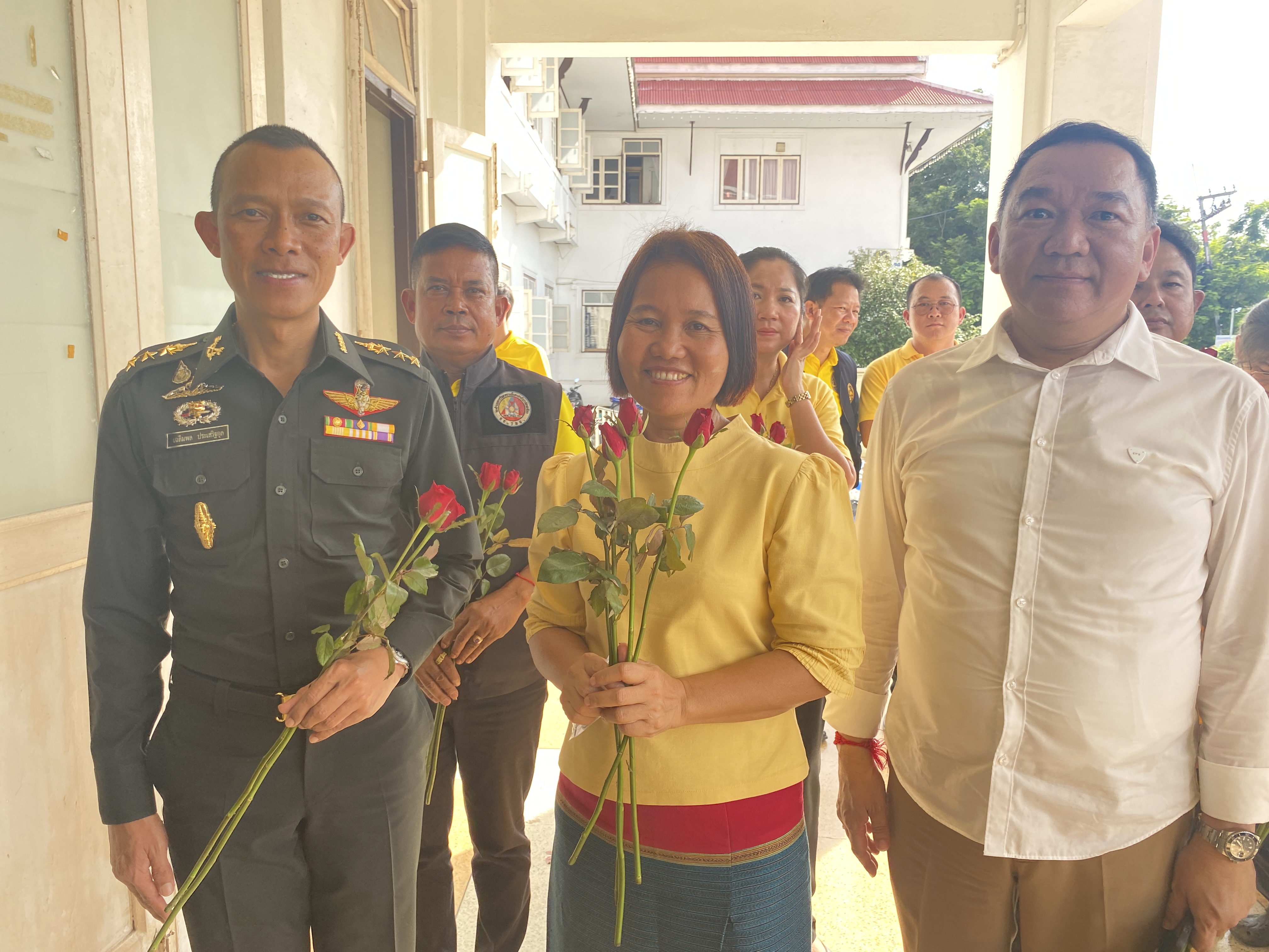 อำลาสุดซึ้ง! ข้าราชการฉะเชิงเทราร่วมส่งนายชลธี ยังตรง ผู้ว่าราชการจังหวัดฉะเชิงเทรา เกษียณอายุราชการ ด้วยบรรยากาศอบอุ่น