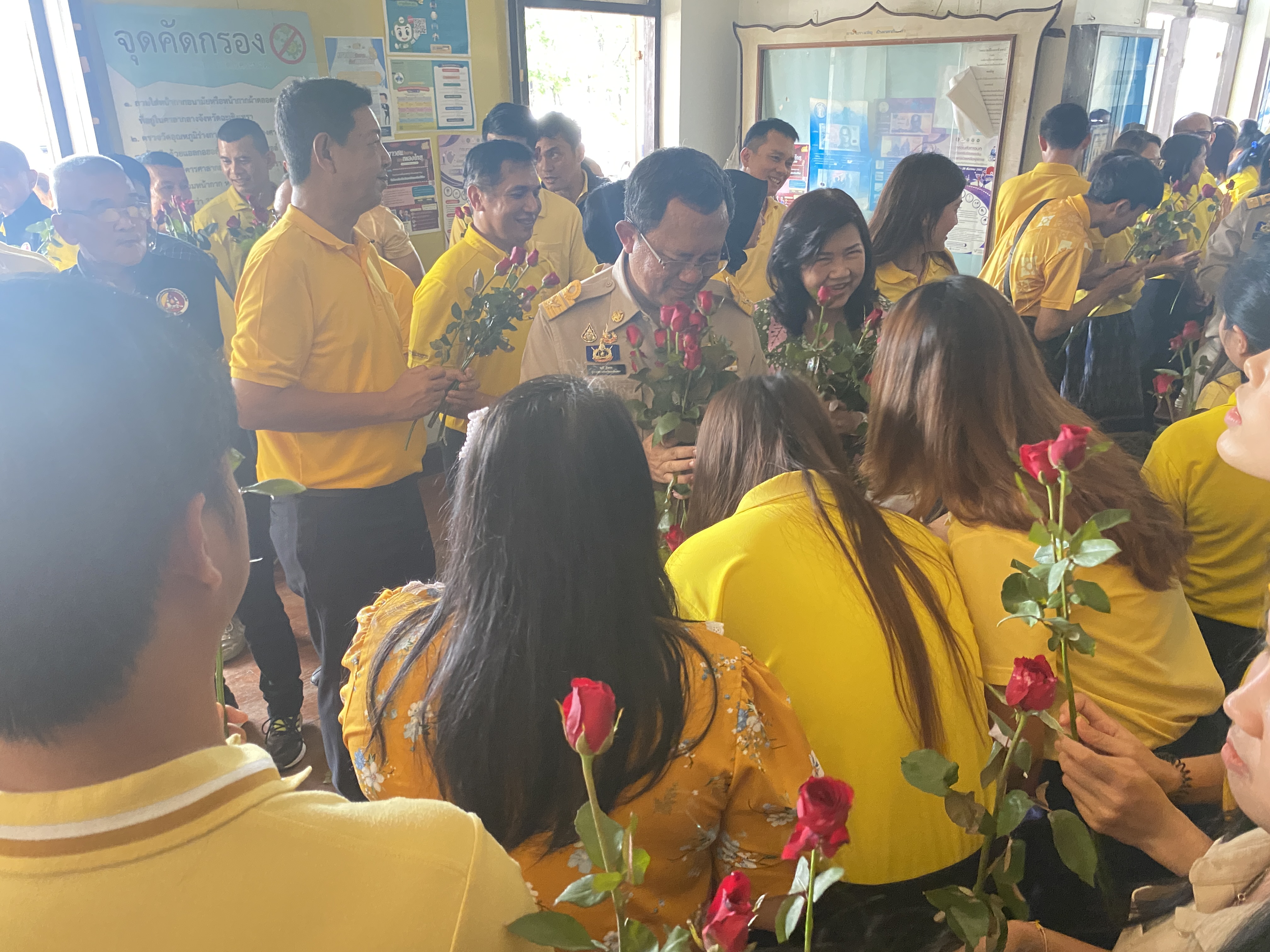 อำลาสุดซึ้ง! ข้าราชการฉะเชิงเทราร่วมส่งนายชลธี ยังตรง ผู้ว่าราชการจังหวัดฉะเชิงเทรา เกษียณอายุราชการ ด้วยบรรยากาศอบอุ่น