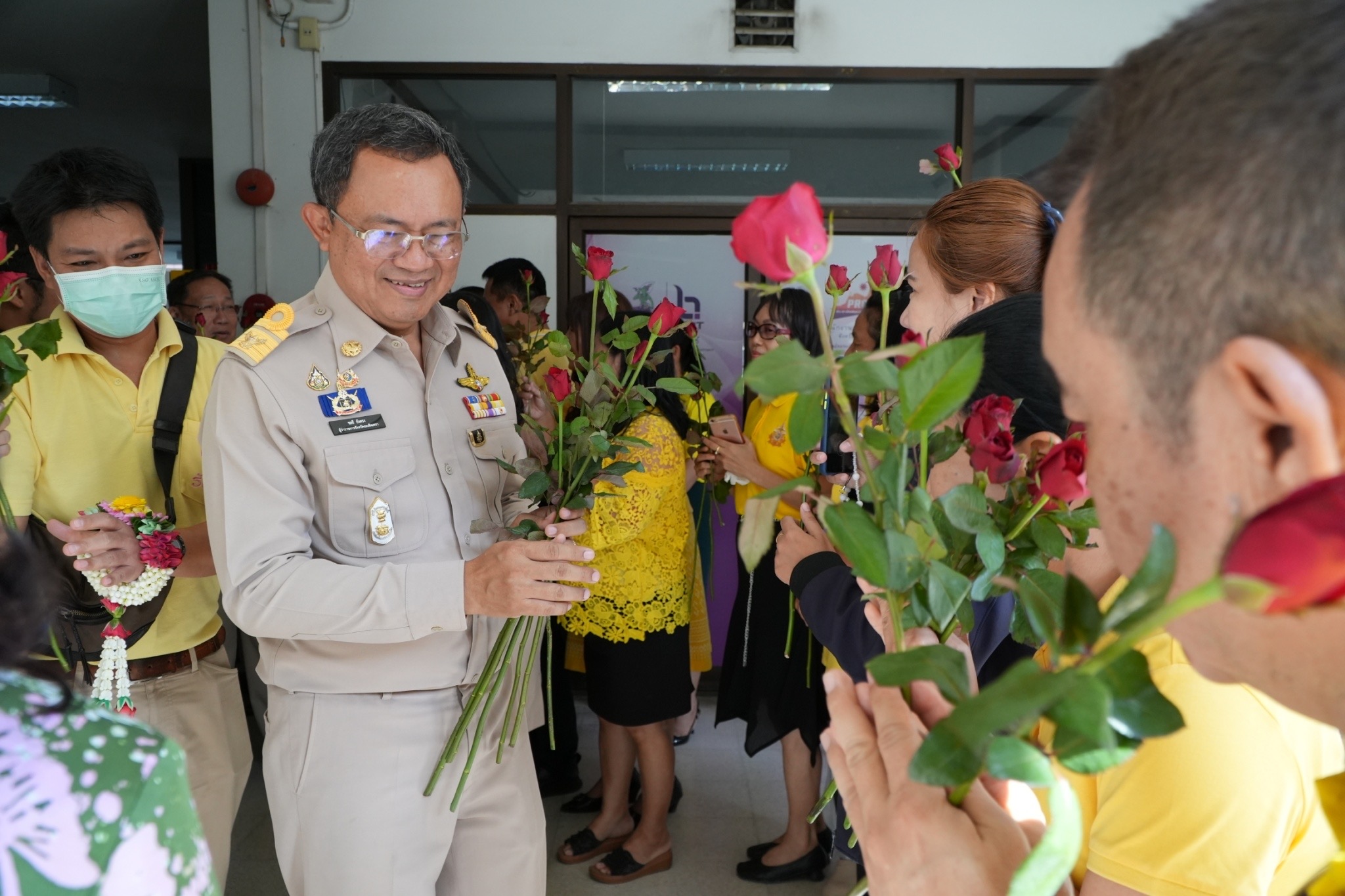 อำลาสุดซึ้ง! ข้าราชการฉะเชิงเทราร่วมส่งนายชลธี ยังตรง ผู้ว่าราชการจังหวัดฉะเชิงเทรา เกษียณอายุราชการ ด้วยบรรยากาศอบอุ่น