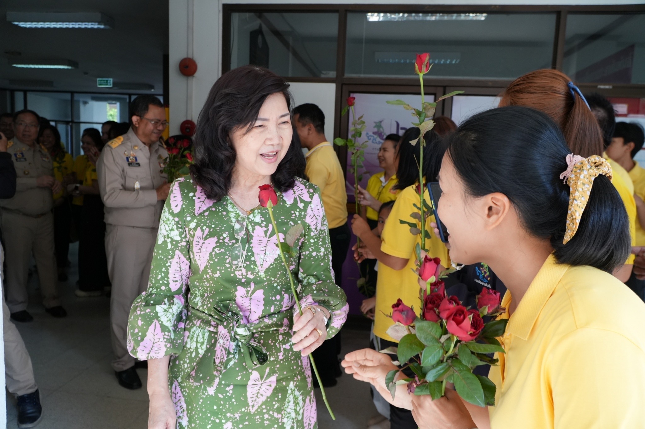 อำลาสุดซึ้ง! ข้าราชการฉะเชิงเทราร่วมส่งนายชลธี ยังตรง ผู้ว่าราชการจังหวัดฉะเชิงเทรา เกษียณอายุราชการ ด้วยบรรยากาศอบอุ่น