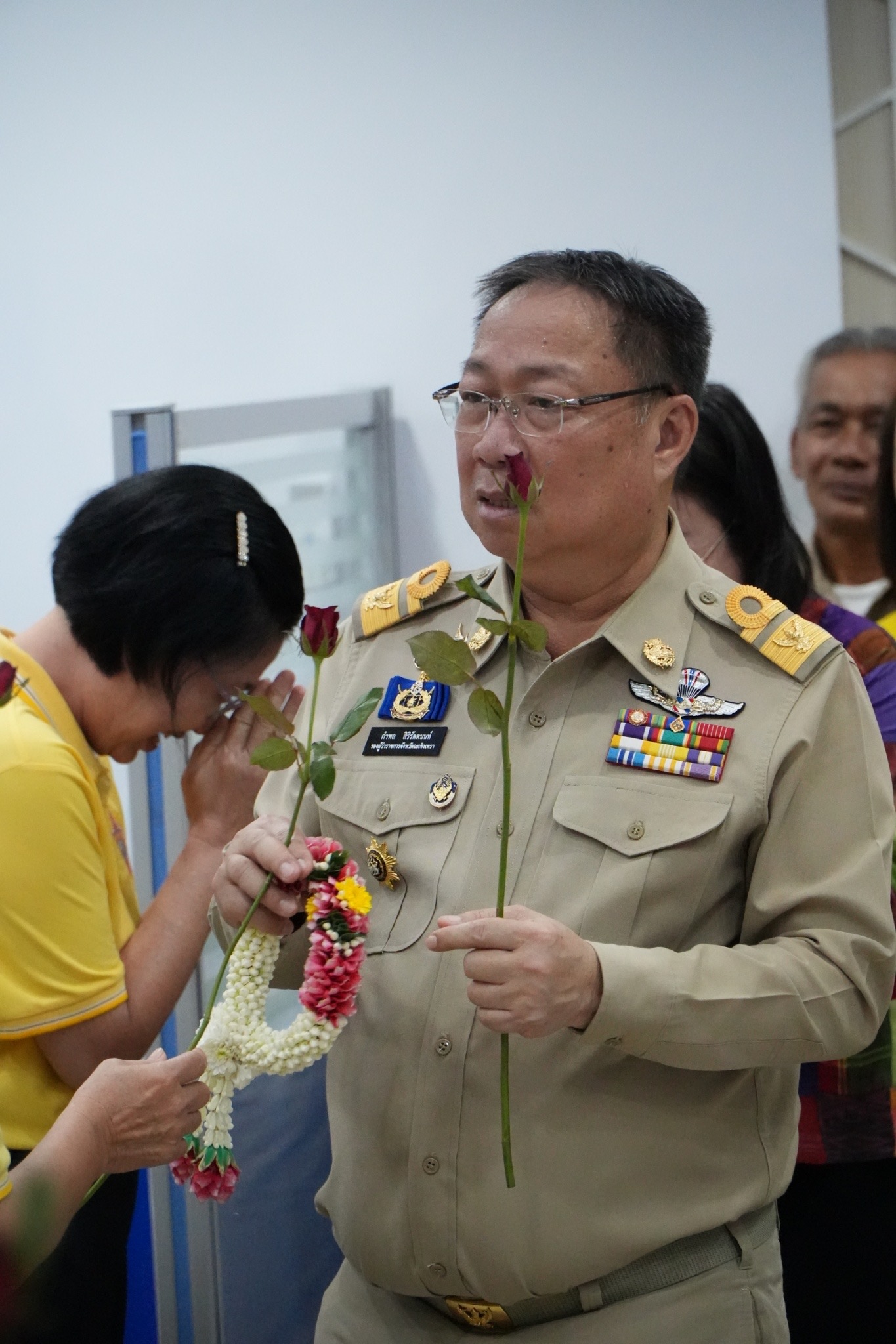 อำลาสุดซึ้ง! ข้าราชการฉะเชิงเทราร่วมส่งนายชลธี ยังตรง ผู้ว่าราชการจังหวัดฉะเชิงเทรา เกษียณอายุราชการ ด้วยบรรยากาศอบอุ่น