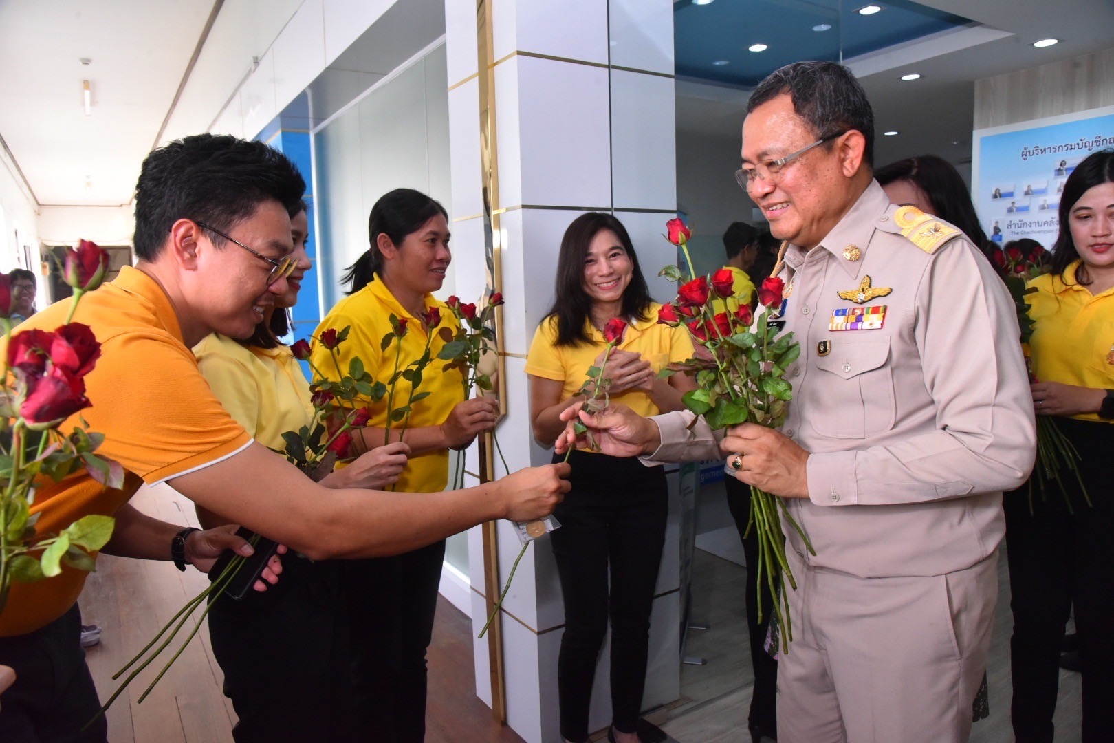 อำลาสุดซึ้ง! ข้าราชการฉะเชิงเทราร่วมส่งนายชลธี ยังตรง ผู้ว่าราชการจังหวัดฉะเชิงเทรา เกษียณอายุราชการ ด้วยบรรยากาศอบอุ่น