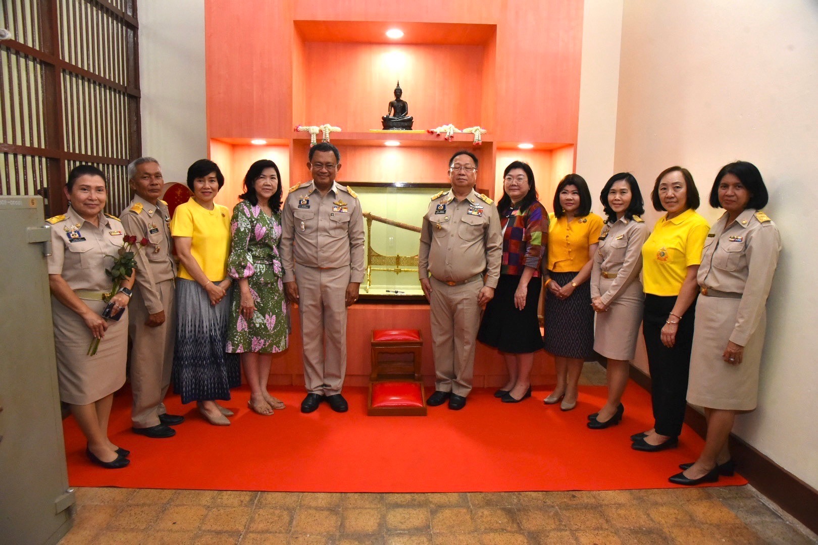 อำลาสุดซึ้ง! ข้าราชการฉะเชิงเทราร่วมส่งนายชลธี ยังตรง ผู้ว่าราชการจังหวัดฉะเชิงเทรา เกษียณอายุราชการ ด้วยบรรยากาศอบอุ่น