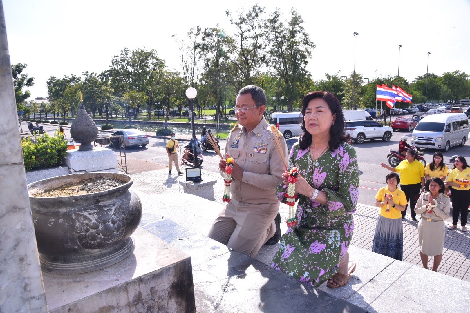 อำลาสุดซึ้ง! ข้าราชการฉะเชิงเทราร่วมส่งนายชลธี ยังตรง ผู้ว่าราชการจังหวัดฉะเชิงเทรา เกษียณอายุราชการ ด้วยบรรยากาศอบอุ่น