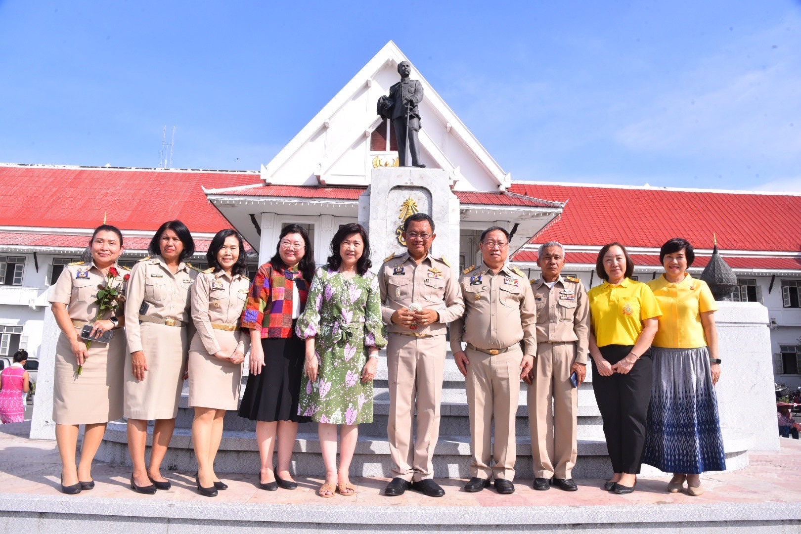 อำลาสุดซึ้ง! ข้าราชการฉะเชิงเทราร่วมส่งนายชลธี ยังตรง ผู้ว่าราชการจังหวัดฉะเชิงเทรา เกษียณอายุราชการ ด้วยบรรยากาศอบอุ่น