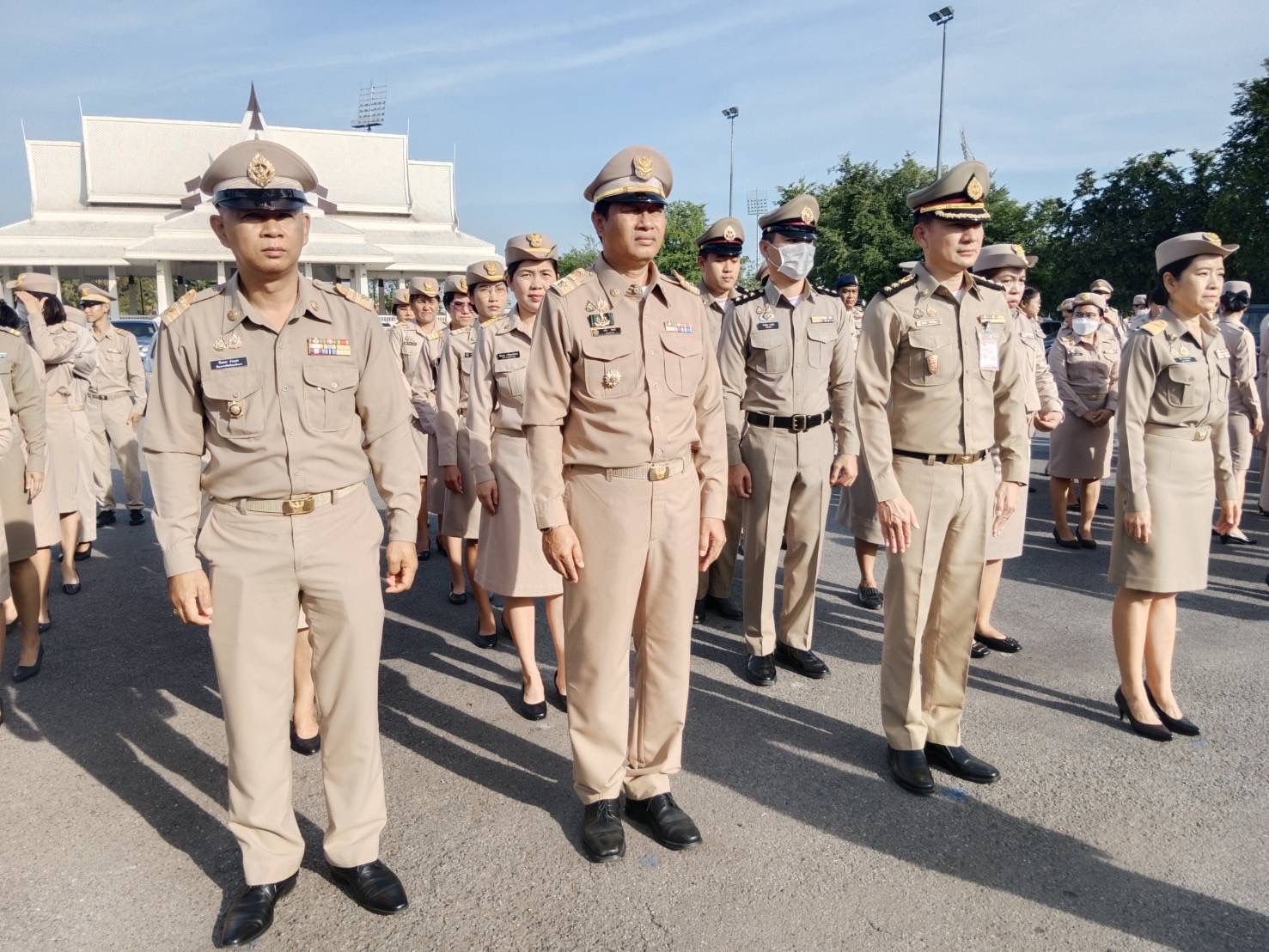 รักชาติ ภูมิใจในชาติ รำลึกในพระมหากรุณาธิคุณ !! พช. ฉะเชิงเทราเข้าร่วมกิจกรรมเข้าแถวเคารพธงชาติ
