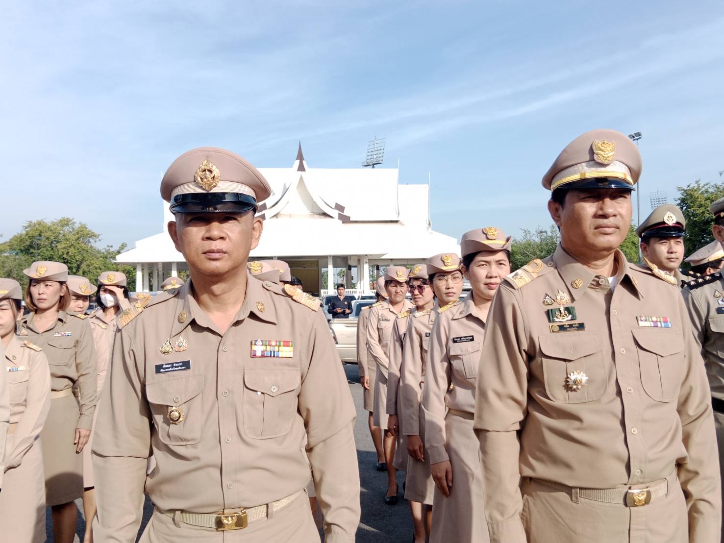 รักชาติ ภูมิใจในชาติ รำลึกในพระมหากรุณาธิคุณ !! พช. ฉะเชิงเทราเข้าร่วมกิจกรรมเข้าแถวเคารพธงชาติ