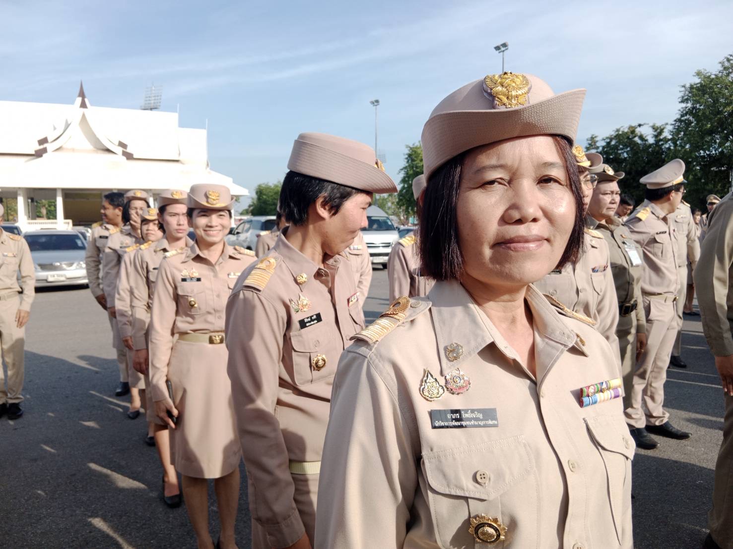รักชาติ ภูมิใจในชาติ รำลึกในพระมหากรุณาธิคุณ !! พช. ฉะเชิงเทราเข้าร่วมกิจกรรมเข้าแถวเคารพธงชาติ