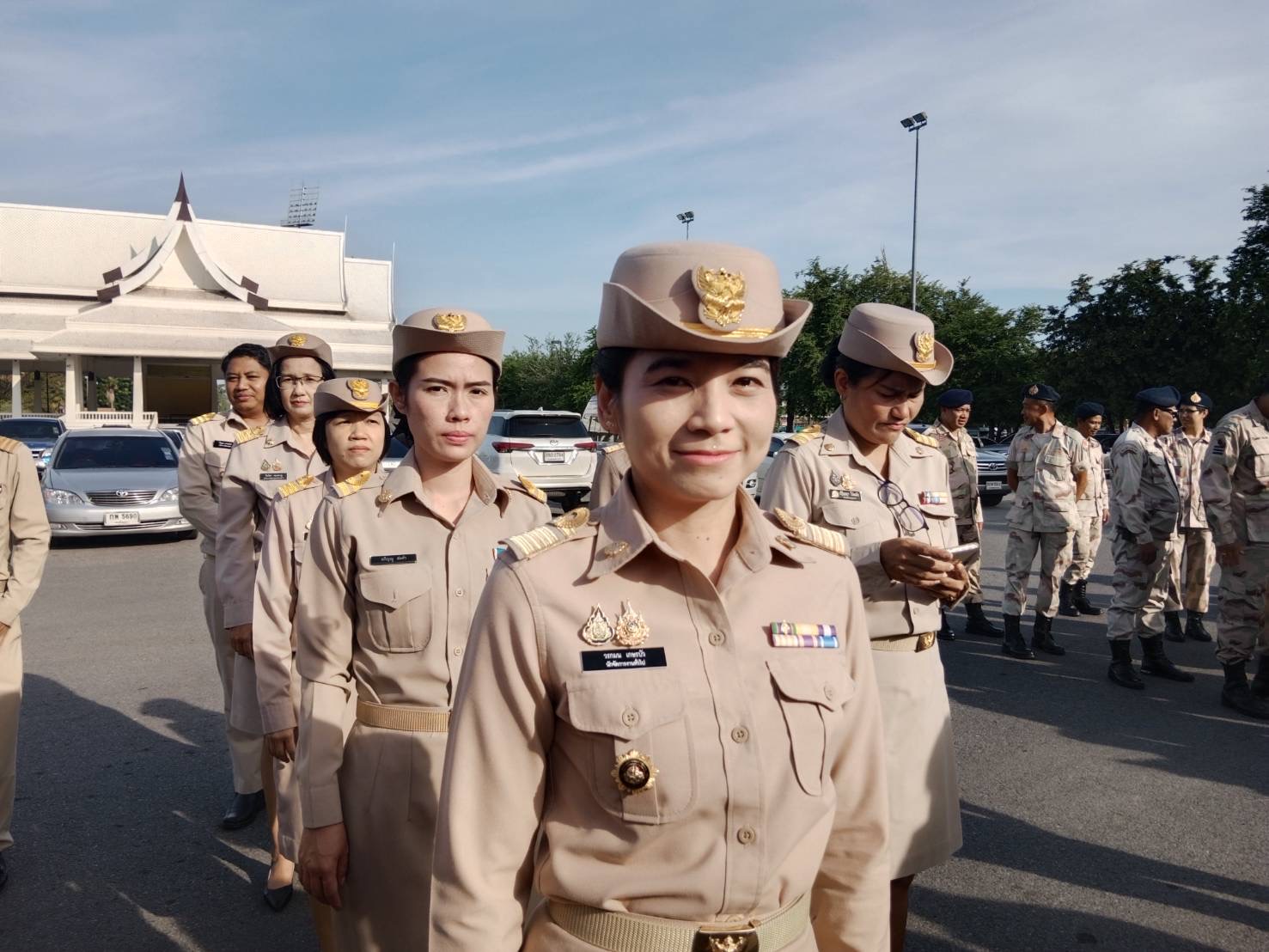 รักชาติ ภูมิใจในชาติ รำลึกในพระมหากรุณาธิคุณ !! พช. ฉะเชิงเทราเข้าร่วมกิจกรรมเข้าแถวเคารพธงชาติ