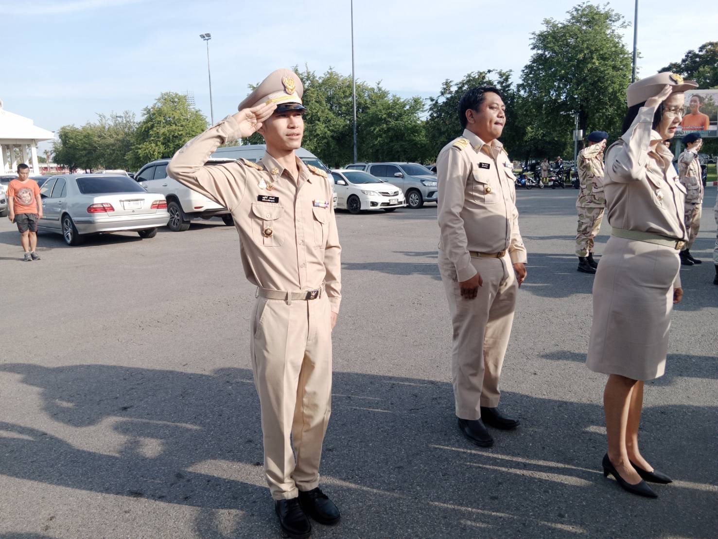 รักชาติ ภูมิใจในชาติ รำลึกในพระมหากรุณาธิคุณ !! พช. ฉะเชิงเทราเข้าร่วมกิจกรรมเข้าแถวเคารพธงชาติ