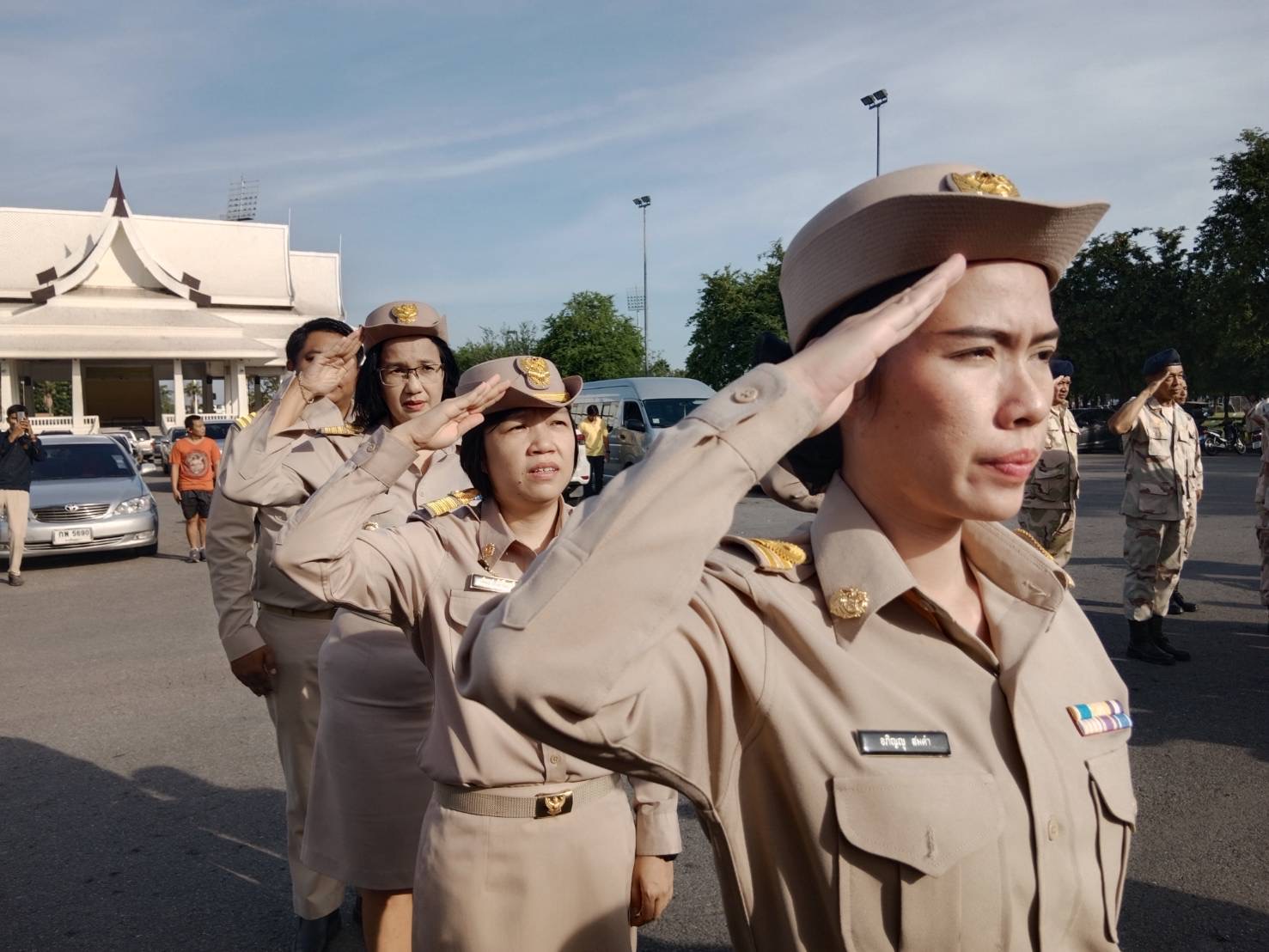 รักชาติ ภูมิใจในชาติ รำลึกในพระมหากรุณาธิคุณ !! พช. ฉะเชิงเทราเข้าร่วมกิจกรรมเข้าแถวเคารพธงชาติ