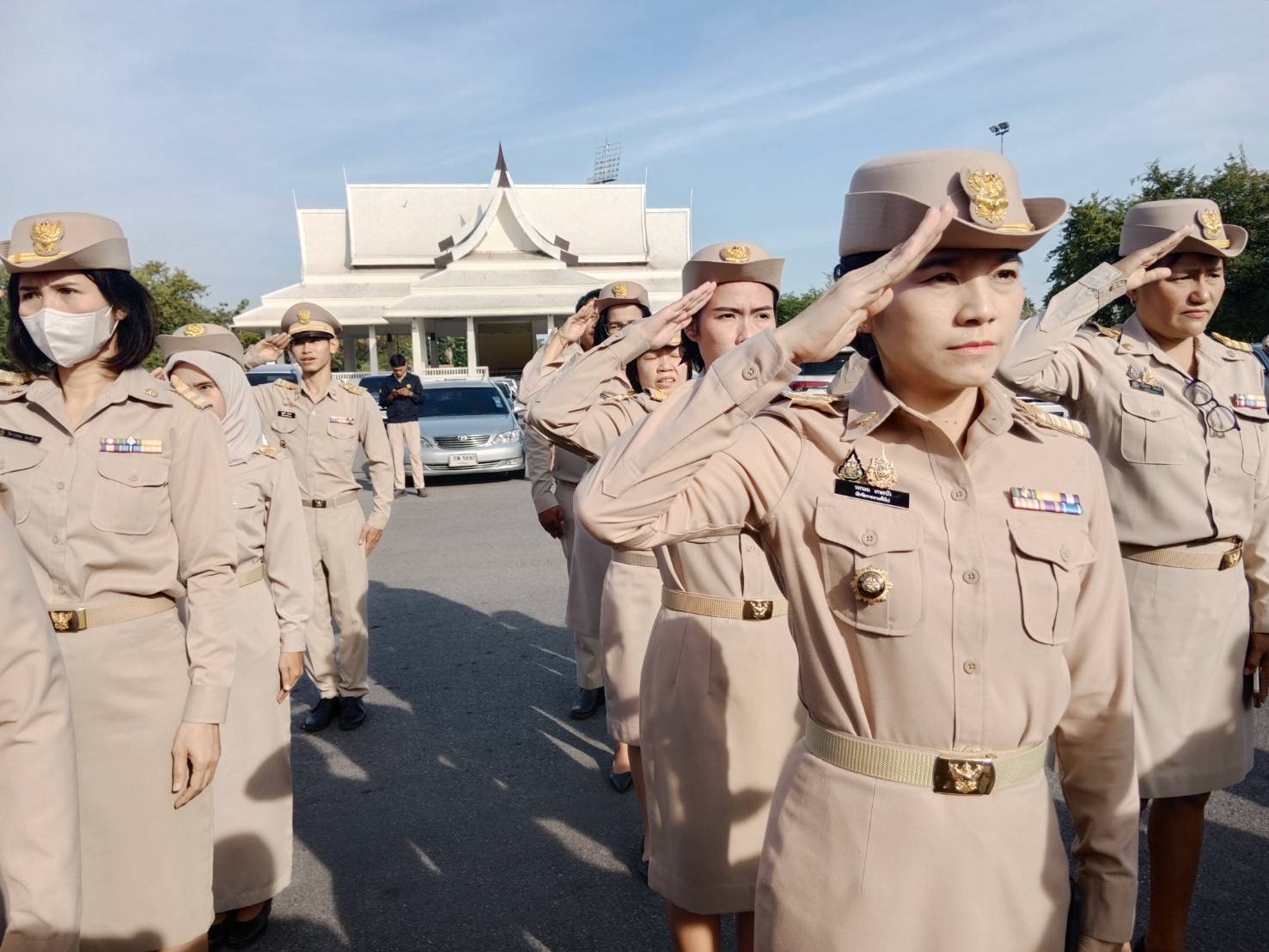 รักชาติ ภูมิใจในชาติ รำลึกในพระมหากรุณาธิคุณ !! พช. ฉะเชิงเทราเข้าร่วมกิจกรรมเข้าแถวเคารพธงชาติ