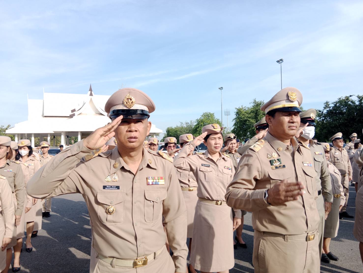 รักชาติ ภูมิใจในชาติ รำลึกในพระมหากรุณาธิคุณ !! พช. ฉะเชิงเทราเข้าร่วมกิจกรรมเข้าแถวเคารพธงชาติ