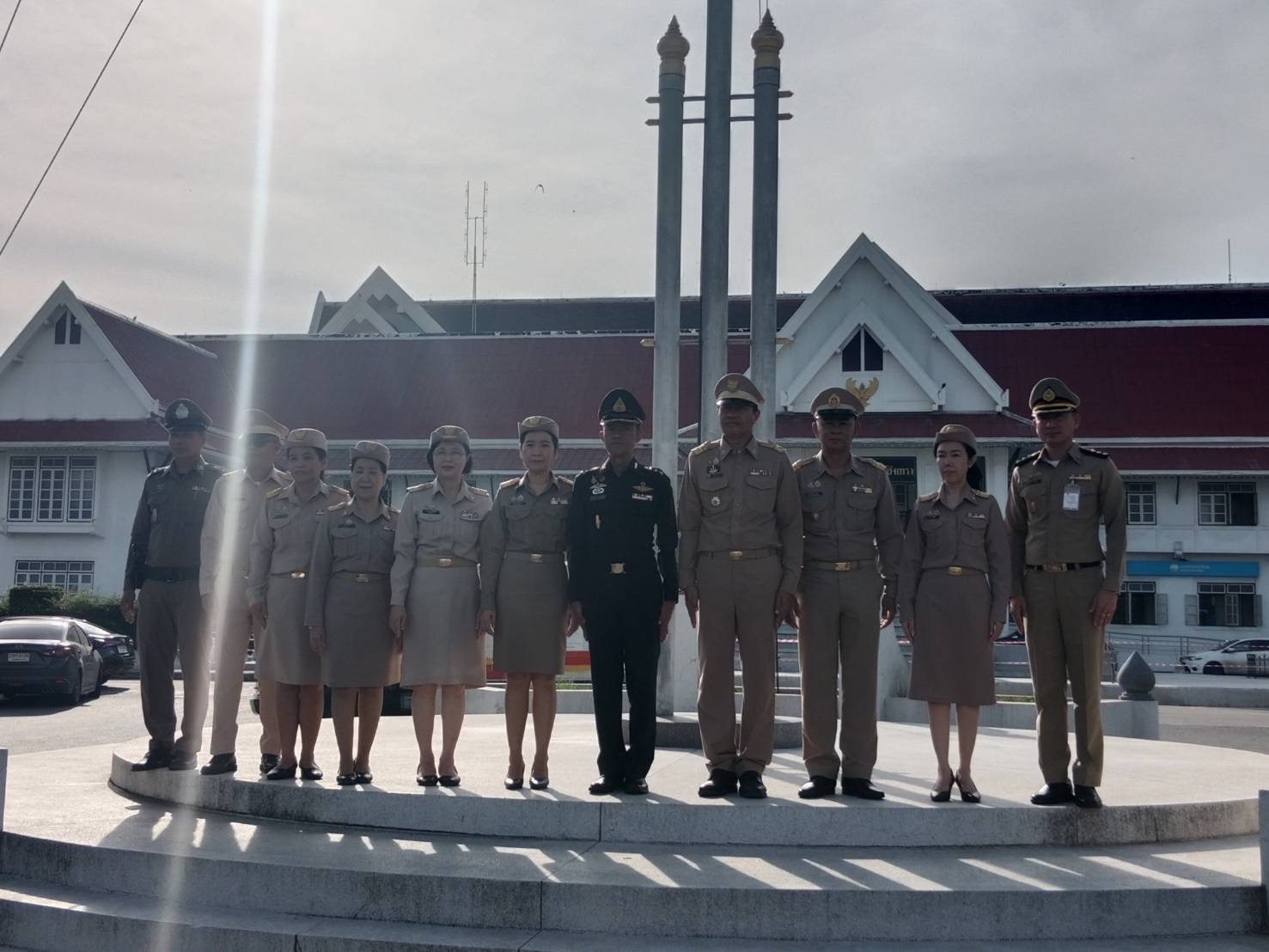 รักชาติ ภูมิใจในชาติ รำลึกในพระมหากรุณาธิคุณ !! พช. ฉะเชิงเทราเข้าร่วมกิจกรรมเข้าแถวเคารพธงชาติ